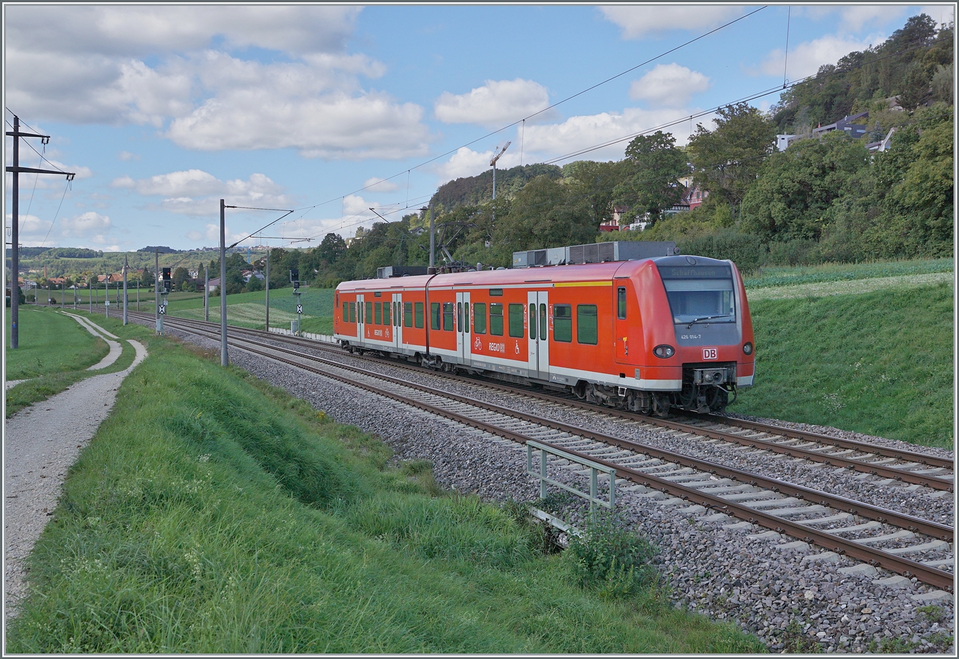 Kurz nach Bietingen ist der DB ET 426 014-7 auf der Fahrt nach Schaffhausen und erreicht in Kürze die Grenze. Interessante war die Handhabung der Corana-Masken auf diesem kurzen internationalen Streckenstück: in der Schweiz eher weniger (da keine Pflicht bestand) in Deutschland praktisch ausnahmslos wurde die Maske getragen, auch wenn sie nicht immer Nase und Mund schützte. Wobei Reise aus der Schweiz die Maskenpflicht in Deutschland ignorierten im Gengenzug Reisende aus Deutschland auch in der Schweiz die Maske trugen... 
 

19. Sept. 2022