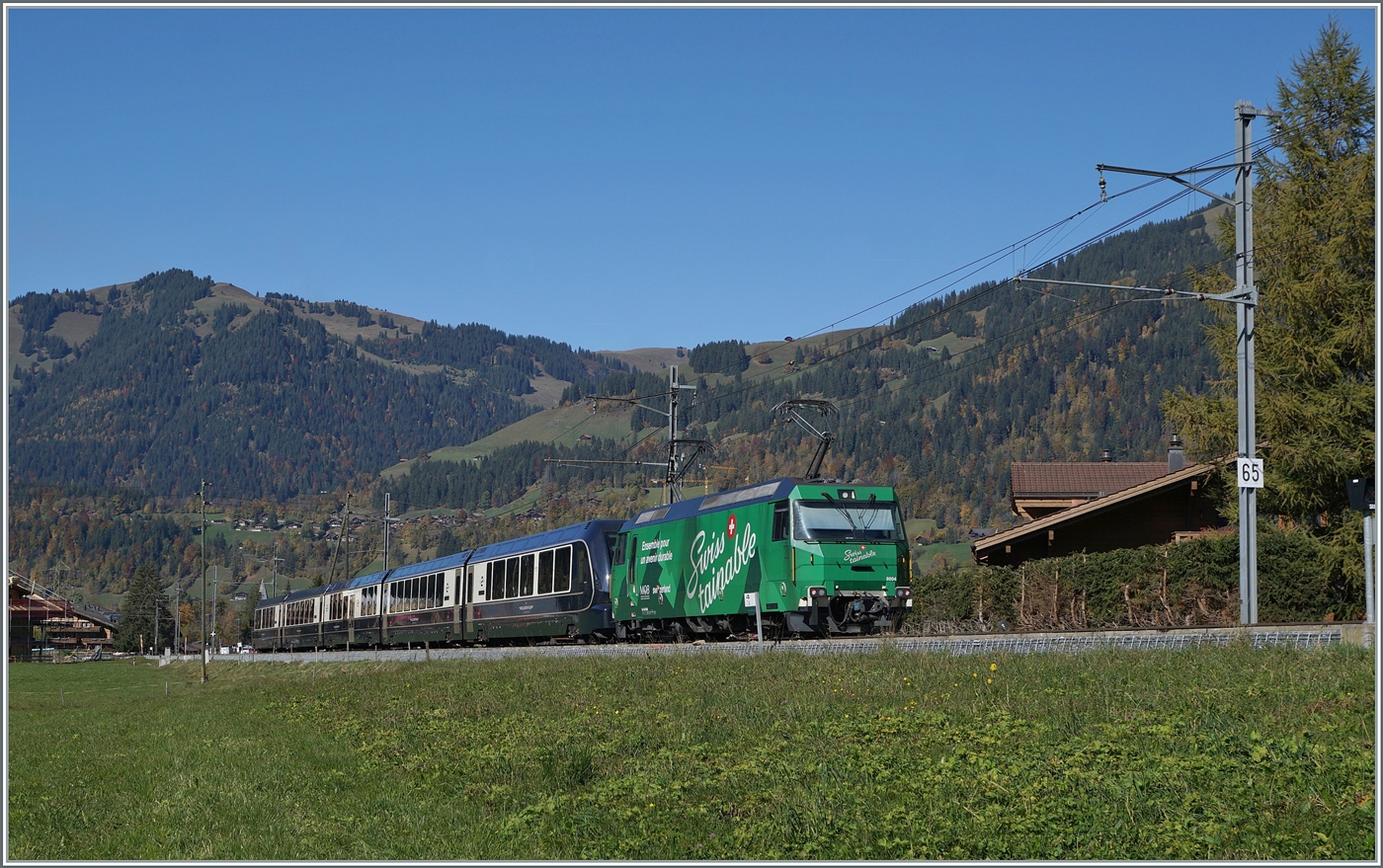Kurz nach Gstaad ist die MOB Ge 4/4 8004  Swisstainable  mit dem GoldenPass Express PE 4069 auf der Fahrt von Interlaken Ost nach Montreux.

13. Oktober 2025 