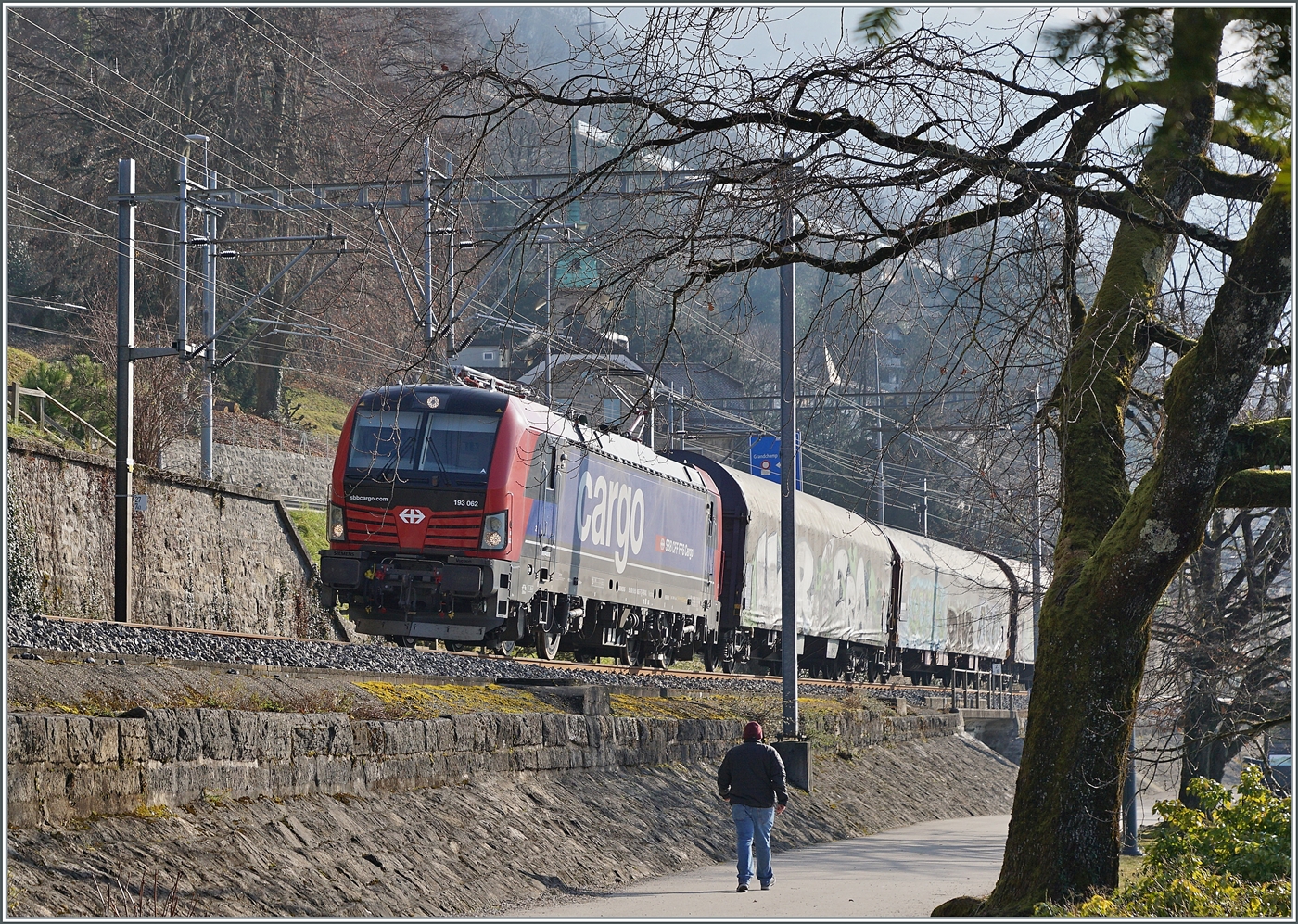 Kurz nach Villeneuve ist die von SBB Cargo gemietet 193 062 mit einem kurzen Güterzug auf der Fahrt in Richtung Lausanne.

14. Januar 2025