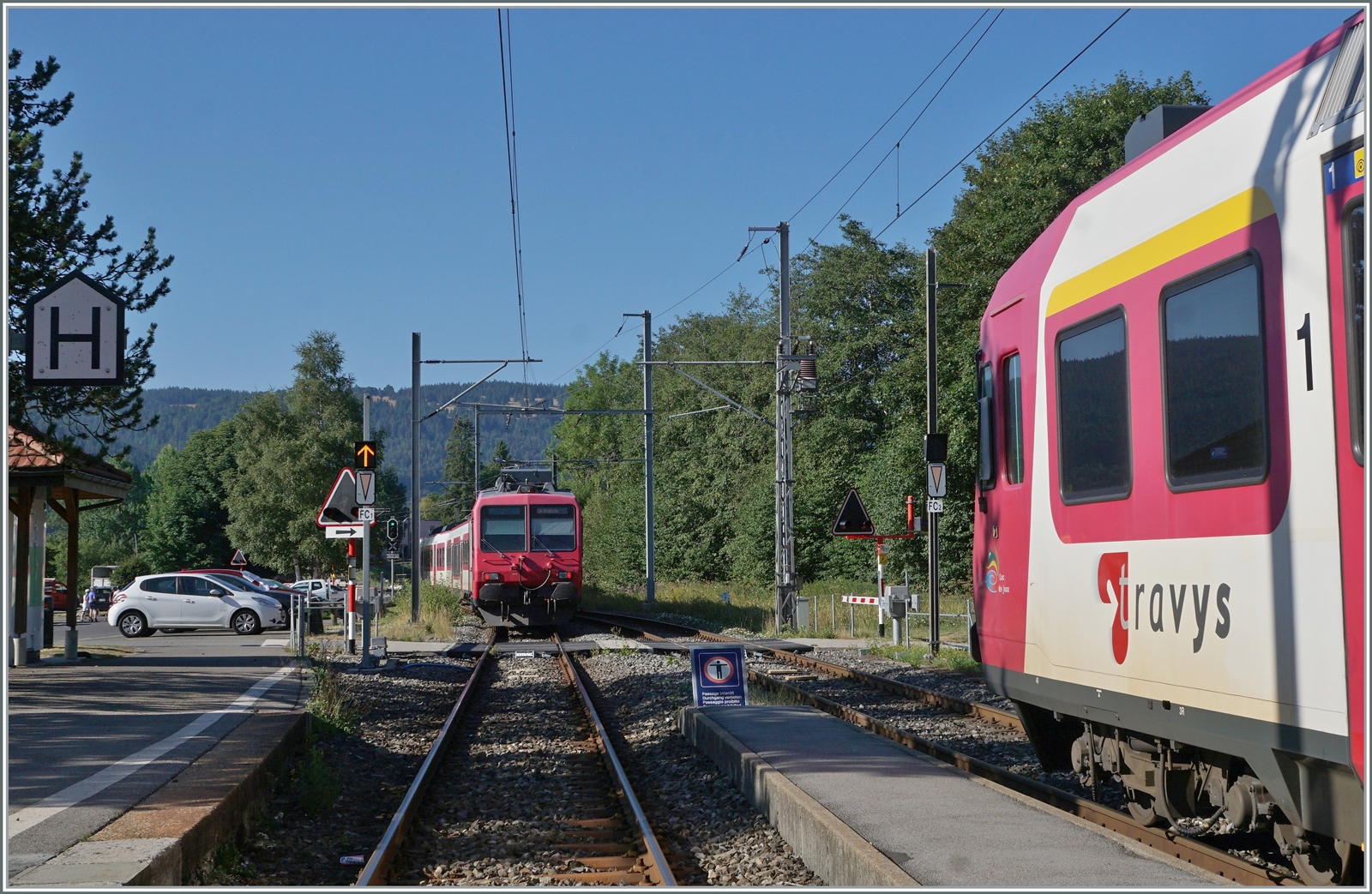 Kurz vor dem Einsteigen in Le Pont in den Zug nach Vallorbe (Rechts im Bild), gelang noch dieses Bild des ausfahrenden TRAVYS Domino nach Le Brassus. 

21. Juli 2022