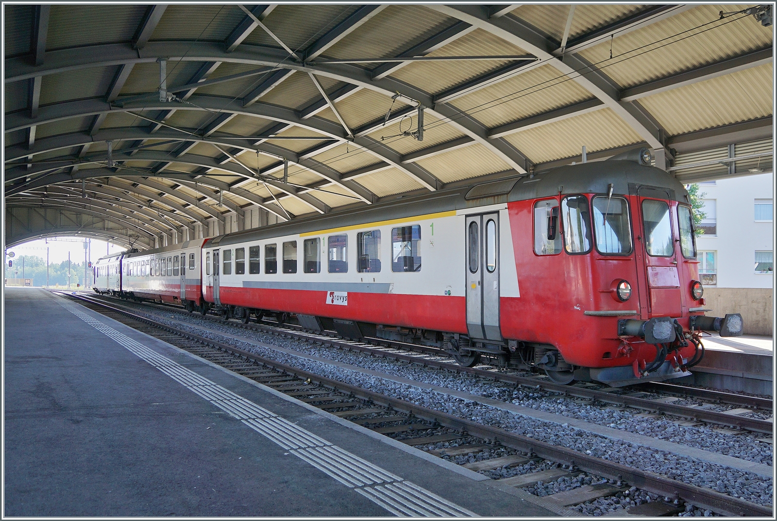 Kurz vor der Umstellung auf das neue Betriebskonzept mit den direkten Zügen Le Brassus - Aigle: Der TRAVYS RBDe 567 174 (94 85 7567 174-8)  Fleurier , der B 536 (B 50 85 2035 536-5 CH-TVYS) und der ABt 375 (ABt 50 85 80 33 325-7) sind in Le Brassus angekommen und warten nun auf die  Schülerzugleistung  am Nachmittag.

16. Juni 2022