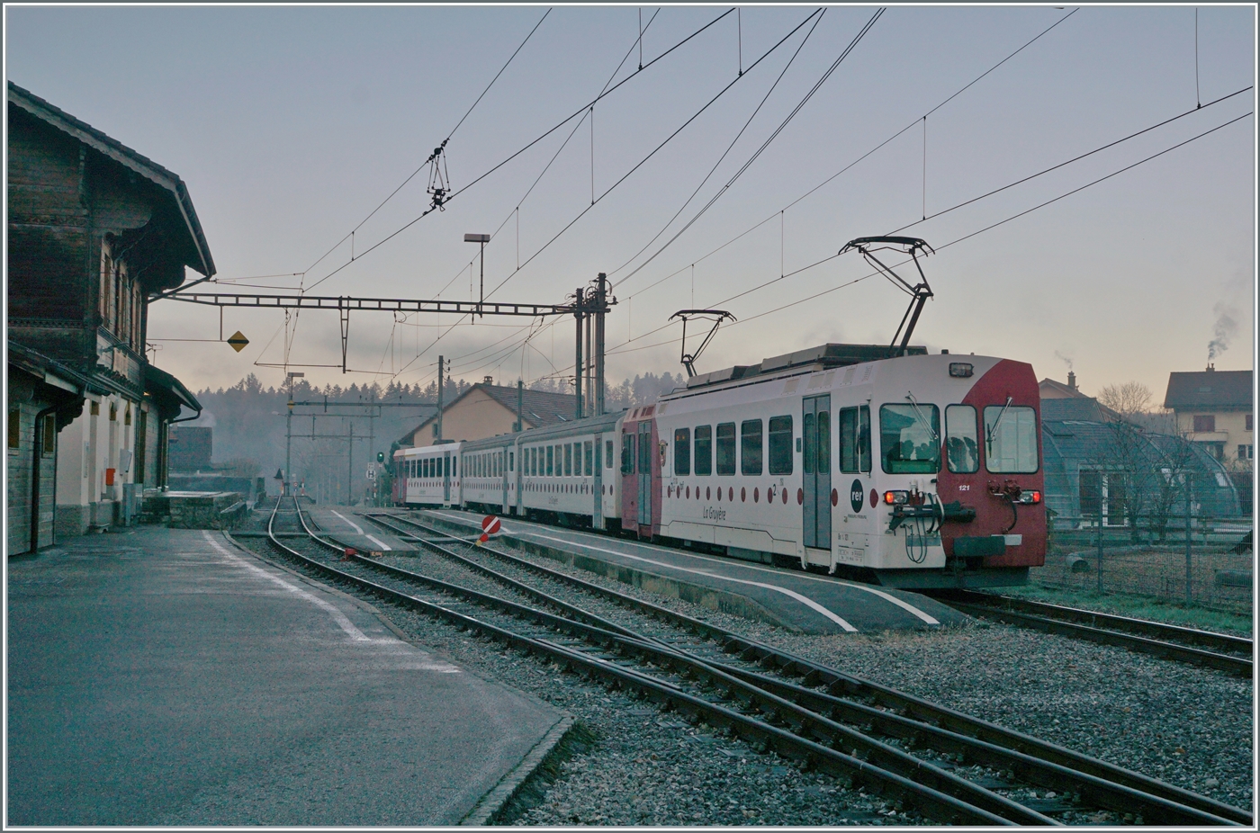 Kurzzeitig verzog sich der Nebel, als ich in Broc Village den nach Bulle ausfahrenden TPF Meterspurzug fotografierte. Gut drei Monate später wurde der Betrieb infolge Umspurarbeiten vorübergehend eingestellt. 26. 

26. November 2020