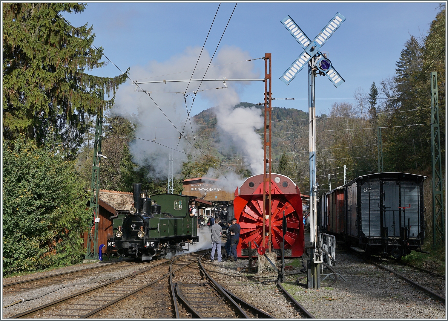 La DER de la Saison! (Saisonabschlussfeier der Blonay-Chamby Bahn 2022) - Die LEB G 3/3 (Baujahr 1890) darf als erste ins  BW  um Kohle und Wasser aufzufüllen. 

29. Okt. 2022