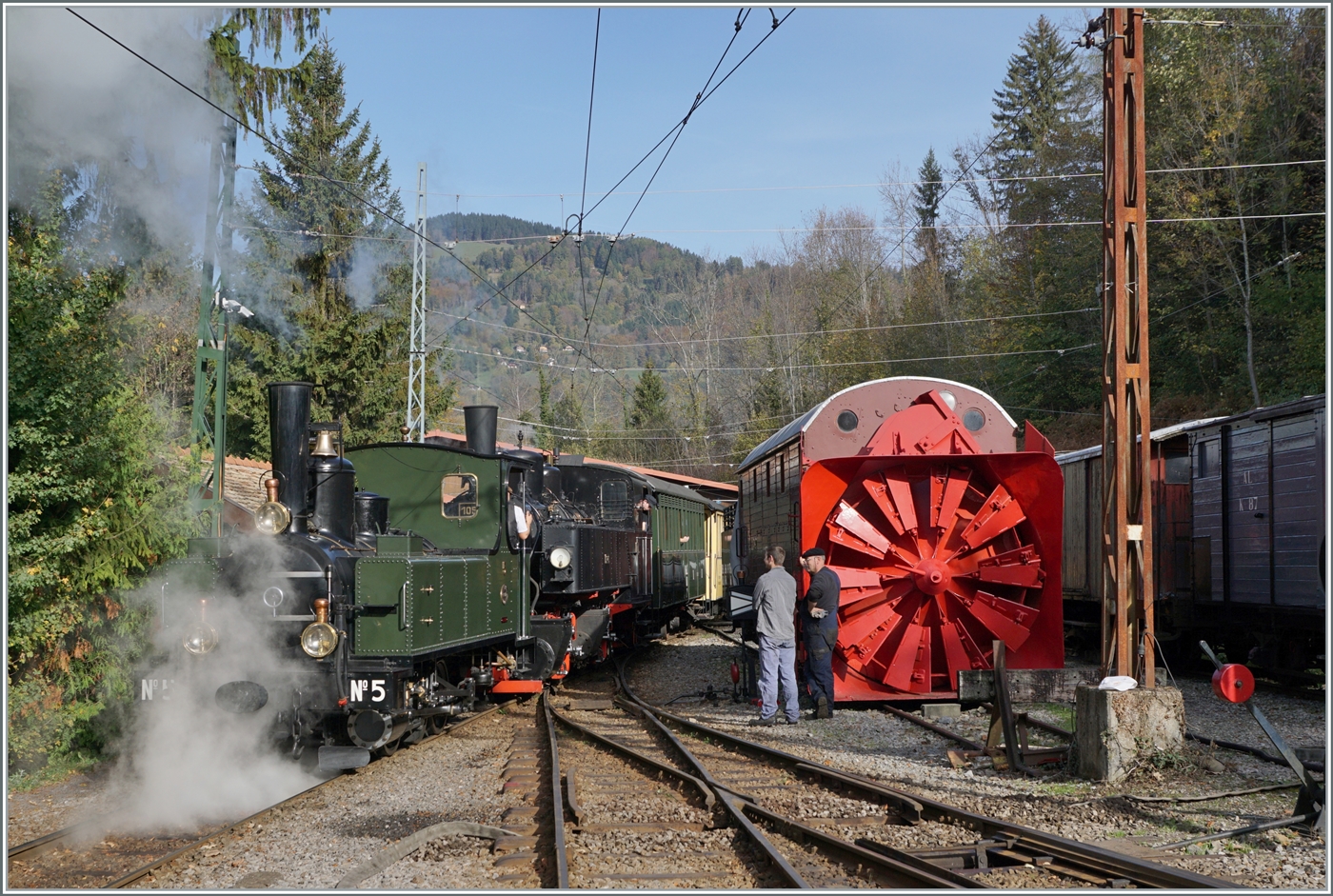 La DER de la Saison! (Saisonabschlussfeier der Blonay-Chamby Bahn 2022) - die beiden Blonay-Chamby Bahn Dampfloks LEB G 3/3 N° 5 und SEG G 2x 2/2 105 schieben ihren Zug in den Museumsbahnhof vom Chaulin. 

29. Ok.t 2022