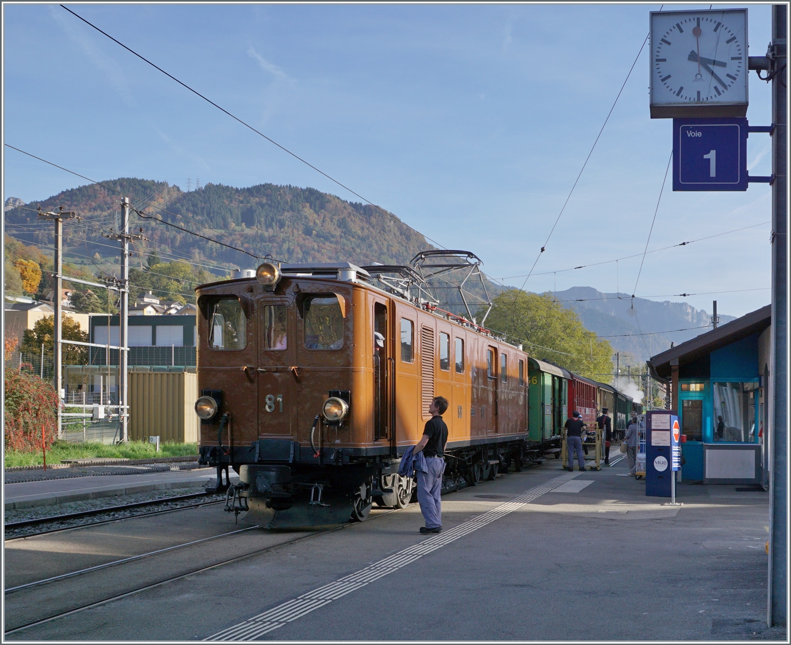  La DER de la Saison!  (Saisonabschlussfeier der Blonay-Chamby Bahn 2022) - Die Bernina Bahn RhB Ge 4/4 81 der Blonay-Chamby Bahn hat mit dem  Riviera Belle Epoque Express von Chaulin 
nach Vevey Blonay erreicht. 

30. Okt. 2022