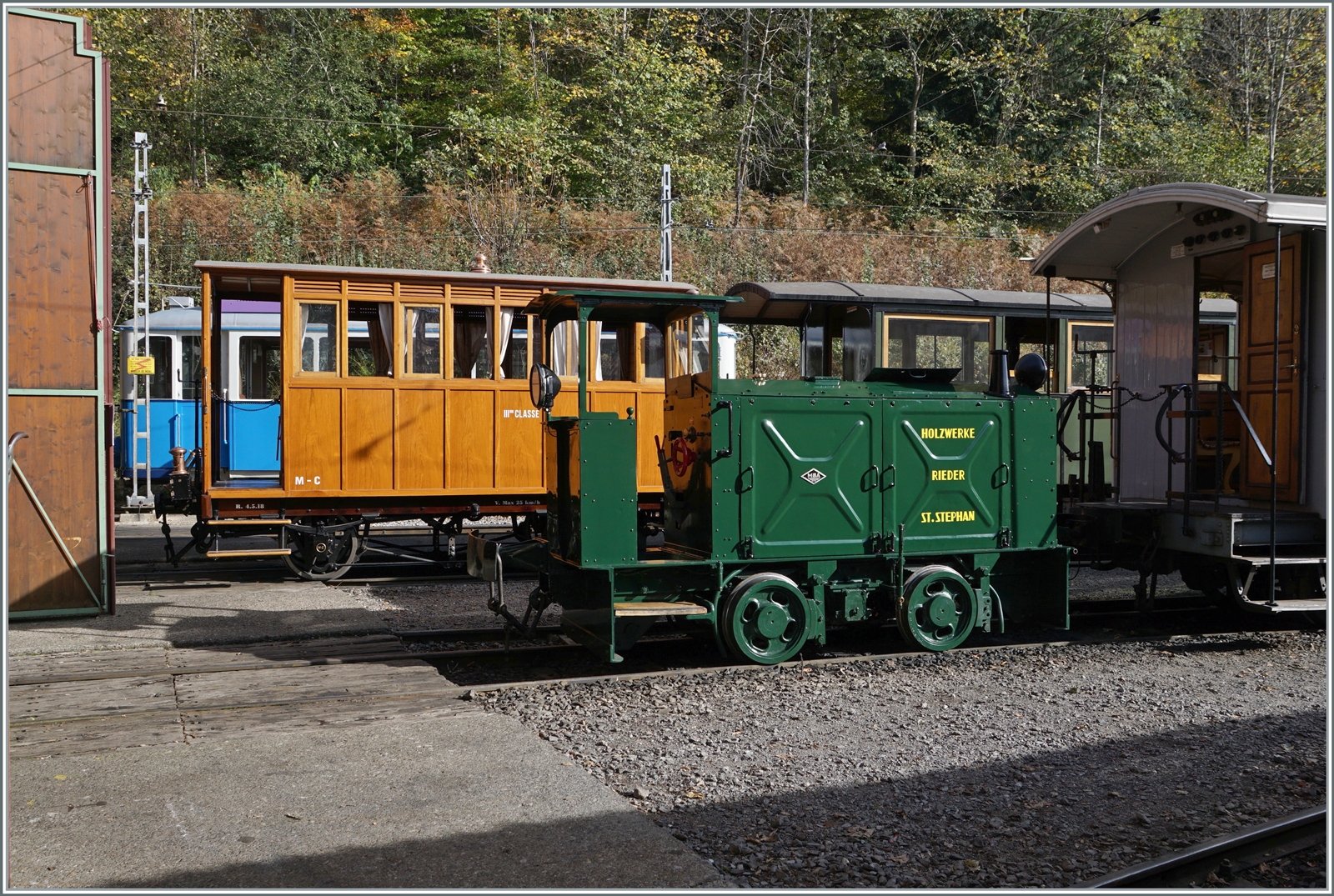  La DER de la Saison!  (Saisonabschlussfeier der Blonay-Chamby Bahn 2022) - Die schön hergerichtete, ziemlich kleine Tm 2/2 N° 1  (Orenstein & Koppel) besorgt in Chaulin das Manöver. 

1941 wurde die Lok für die Bauarbeiten des Lac de Dix Staumauer gekauft, 1950 ans Holzwerk Rieder verkauft (in dessen Zustand sie sich nun zeigt) und 1979 an die MOB weitergereicht. 2006 übernahm die B-C die Lok,
die seit 1996 remistriert war.

30. Oktober 2022  