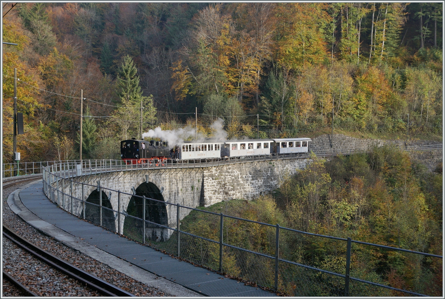  La DER de la Saison!  (Saisonabschlussfeier der Blonay-Chamby Bahn 2022) - Die SEG G 2x 2/2 105 ist mit einem Reisezug bei Vers Chez Robert auf dem Weg nach Blonay. 
Es ist eines der letzten Bilder des Baye de Clarens Viadukts VOR der Renovierung. 

30. Oktober 2022