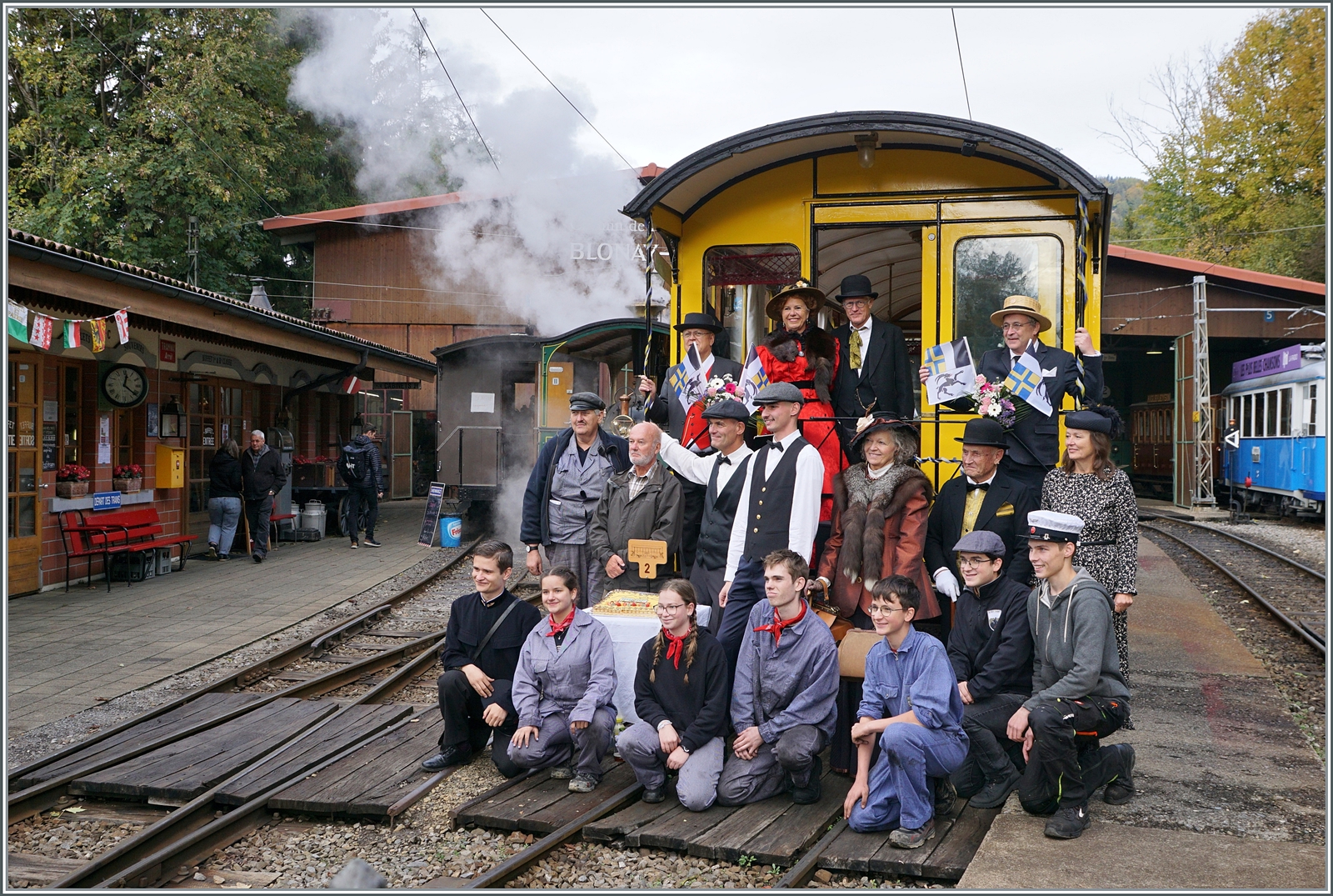 La DER de la Saison 2023 - ein grosses  M E R C i  dem Team der Blonay - Chamby Bahn, nicht nur für die nun zu Ende gehende 55. Saison, sondern für alle der zahlreichen angenehmen Moment bei der BC. 
Das Bild entstand bei der Einweihung des neu renovierten RhB As2 in Chamby.

28. Okt. 2023