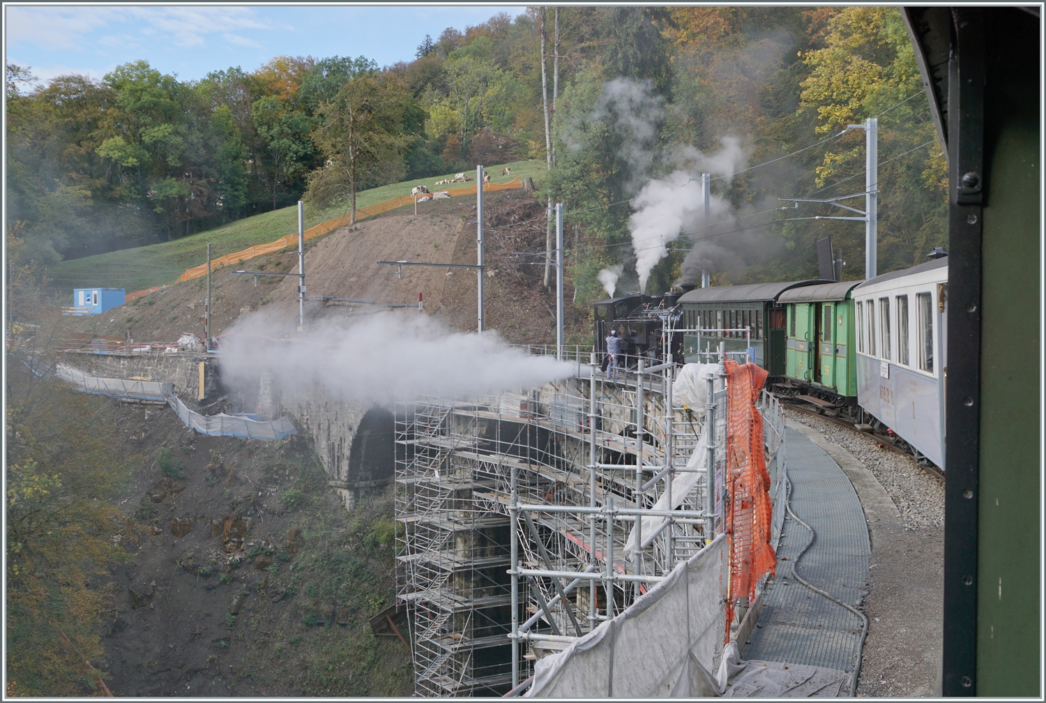  La DER de la Saison 2023  - Trotz umfangreicher Sanierungsarbeiten am Viadukt Baye de Clarens verläuft der Museumsbahnbetrieb fahrplanmässig und selbst das  Dampf ablassen  auf dem Viadukt nimmt seinen gewohnten Gang. 

28. Oktober 2023