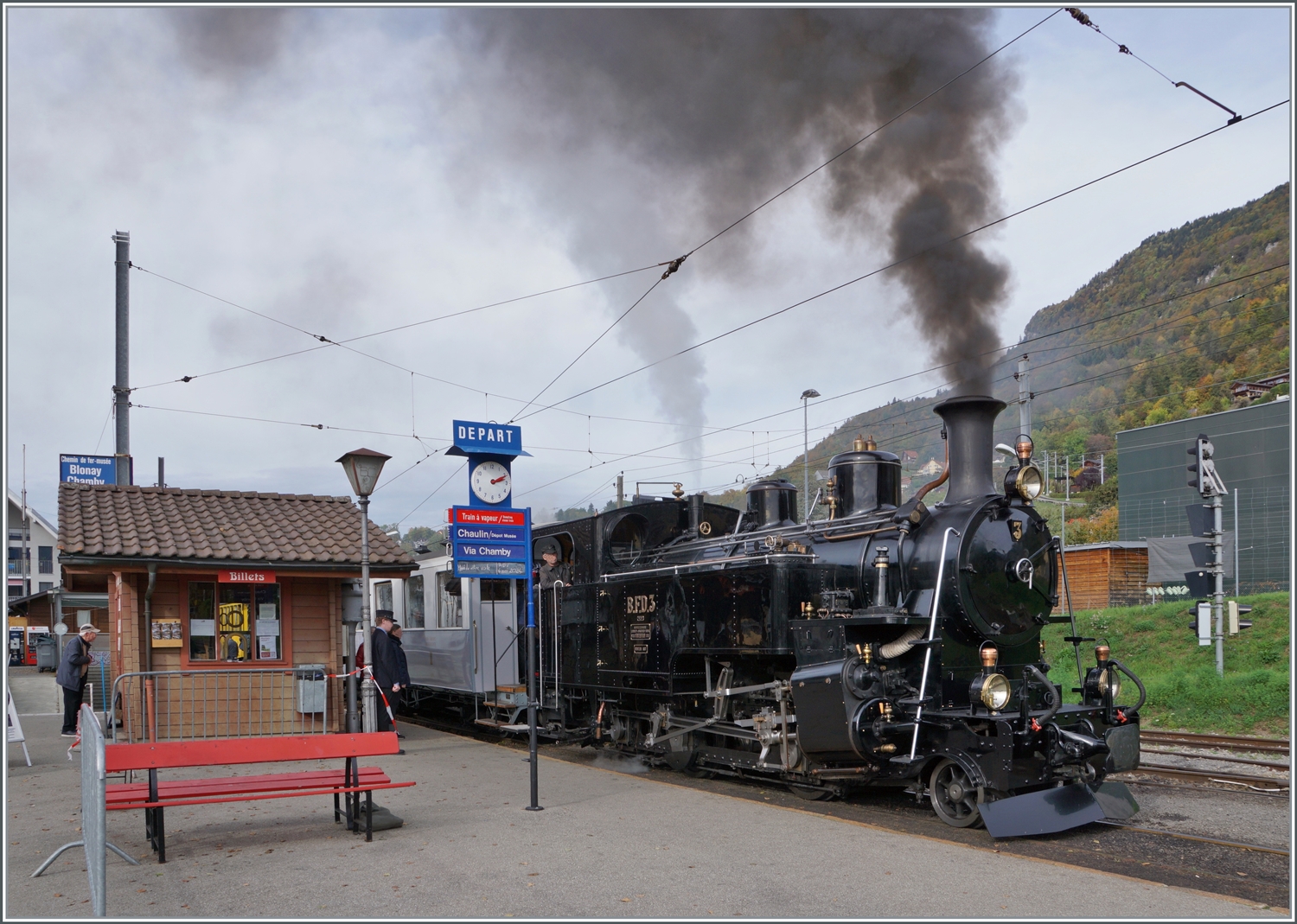  La DER de la Saison 2023  Kohle ist nicht gleich Kohle, und so rauchen seit Februar 2022 die B-C Loks zur Freude der Bahnfotografen ganz besonders schön. Die BFD HG 3/4 N° 3 wartet in Blonay mit ihrem Zug in Richtung Chamby auf die Abfahrt.

29. Okt. 2023