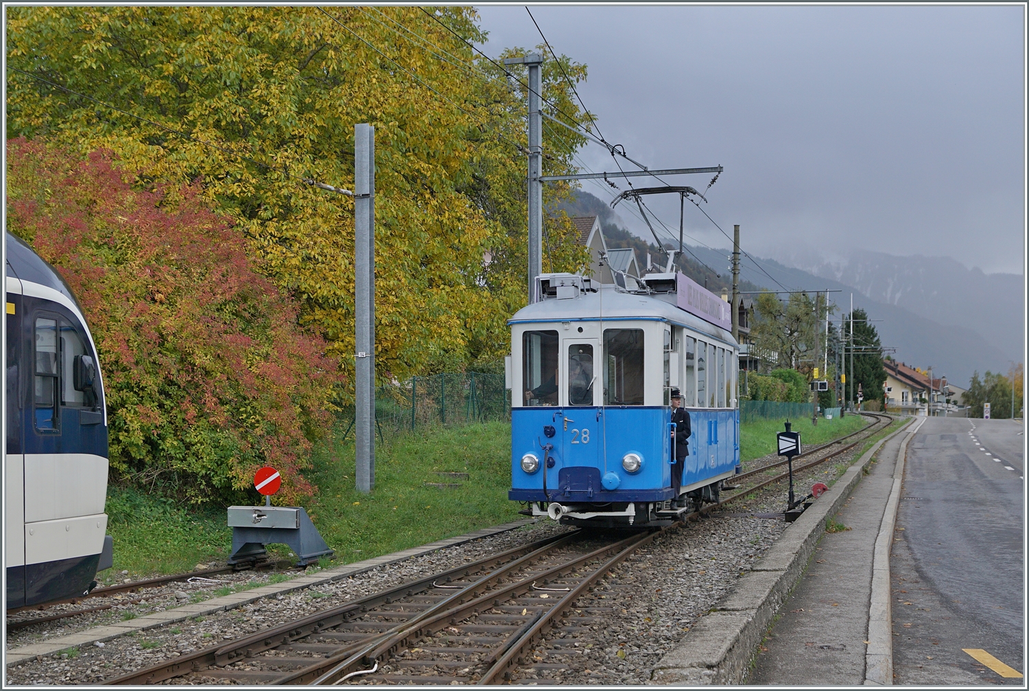  La DER de la Saison 2023 bis!  - Familien ins Museum - eine regionale Aktion, welche Familien Gelegenheit gibt, die örtlichen Musen zu besuchen und da gehört die Blonay-Chamby Museumsbahn natürlich auch dazu, folglich öffnete das Museum in Chaulin am Sonntag den 5. November 2023 seine Türen und setzte für die Anreise einige Züge ab Blonay ein. Im Bild der Ce 2/3 28 der TL in Blonay beim Umfahren seines Beiwagens.

5. November 2023