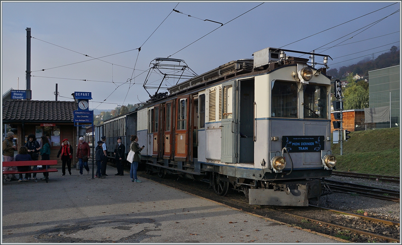 La DER de la Saison 2024! Am Bahnsteig in Blonay steht ein ganz besonderer Zug:  Mon dernier Train - Mein letzter Zug . Sicherheit ist das oberste Gebot der Eisenbahn, dies gilt auch für Museumsbahnen, das  Personal  muss wie, wie die Kollegen der echten Bahn periodischen Prüfungen ablegen. Und so kommt es auch bei einer Museumbahn vor, dass ein Lokführer seine letzte Fahrt absolviert. In diesem Sinne: Alles Gute für die Zukunft und weiterhin viel Freude mit dem wunderschönen Hobby Eisenbahn! 

Der LLB ABFe 2/4 10 der Blonay-Chamby Bahn wartet in Blonay auf die Abfahrt nach Chaulin.

26. Okt. 2024