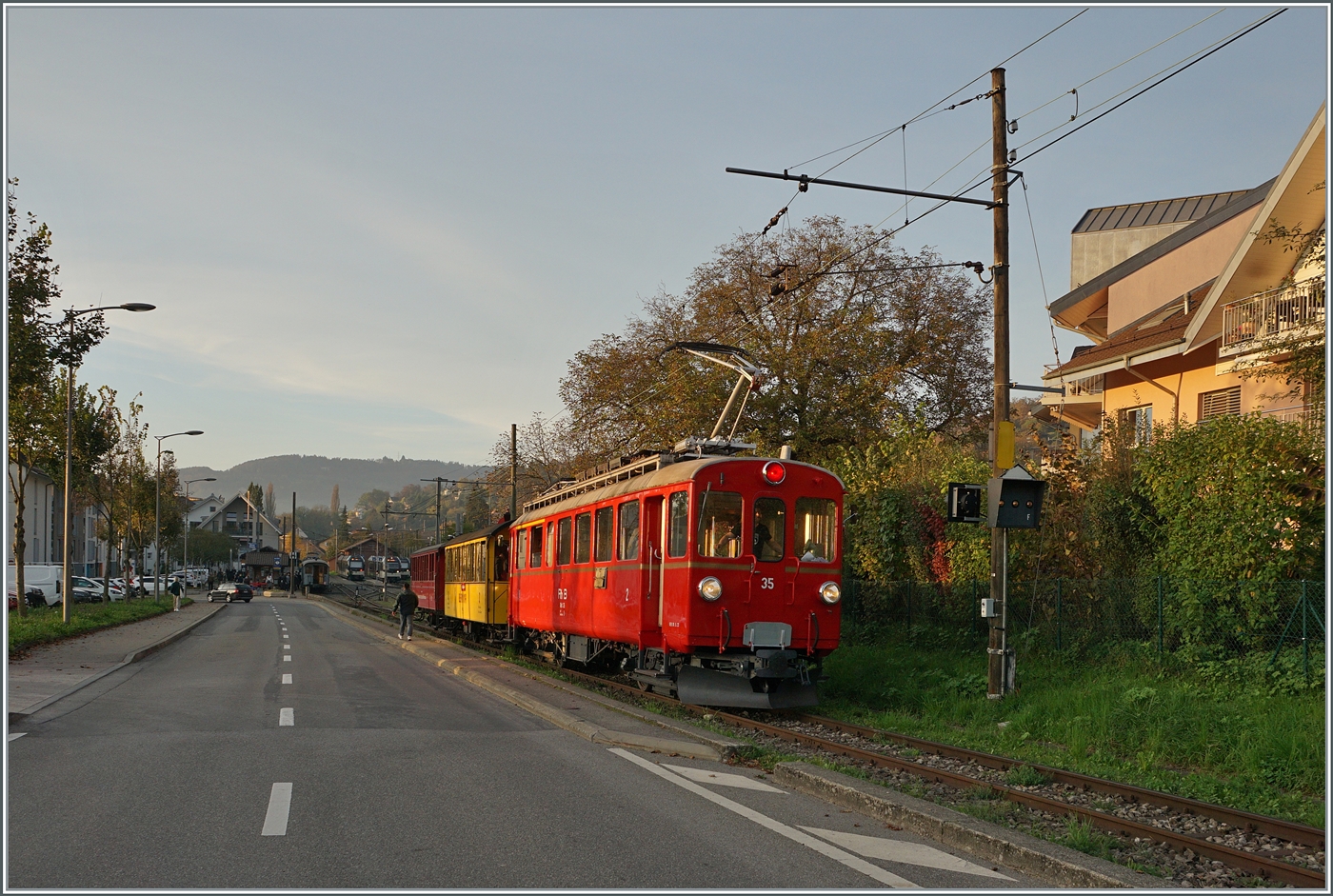 La DER de la Saison / Das Saison Ende der Blonay Chamby Bahn 2024 - Seit einigen Jahren zeigt die Blonay Chamby Bahn zum Saison Ende mit einem verdichteten Fahrplan noch einmal ihre herrlichen Fahrzeuge im Einsatz. Der Bernina Bahn RhB ABe 4/4 N° 35 verlässt mit dem Riviera Belle Epoque als Leermaterialzug nach Chaulin den Bahnhofvon Blonay. 

27. Okt. 2024