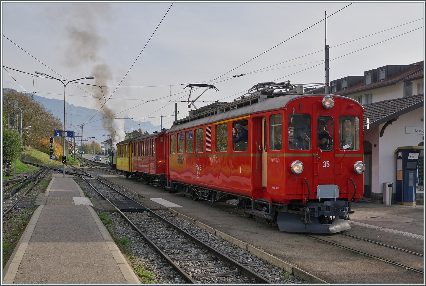 La DER de la Saison / Das Saison Ende der Blonay Chamby Bahn 2024 - Seit einigen Jahren zeigt die Blonay Chamby Bahn zum Saison Ende mit einem verdichteten Fahrplan noch einmal ihre herrlichen Fahrzeuge im Einsatz. In Blonay wartet der Bernina Bahn RhB ABe 4/4 N° 35 mit dem Riviera Belle Epoque auf die Abfahrt nach Vevey. 

27. Okt. 2024