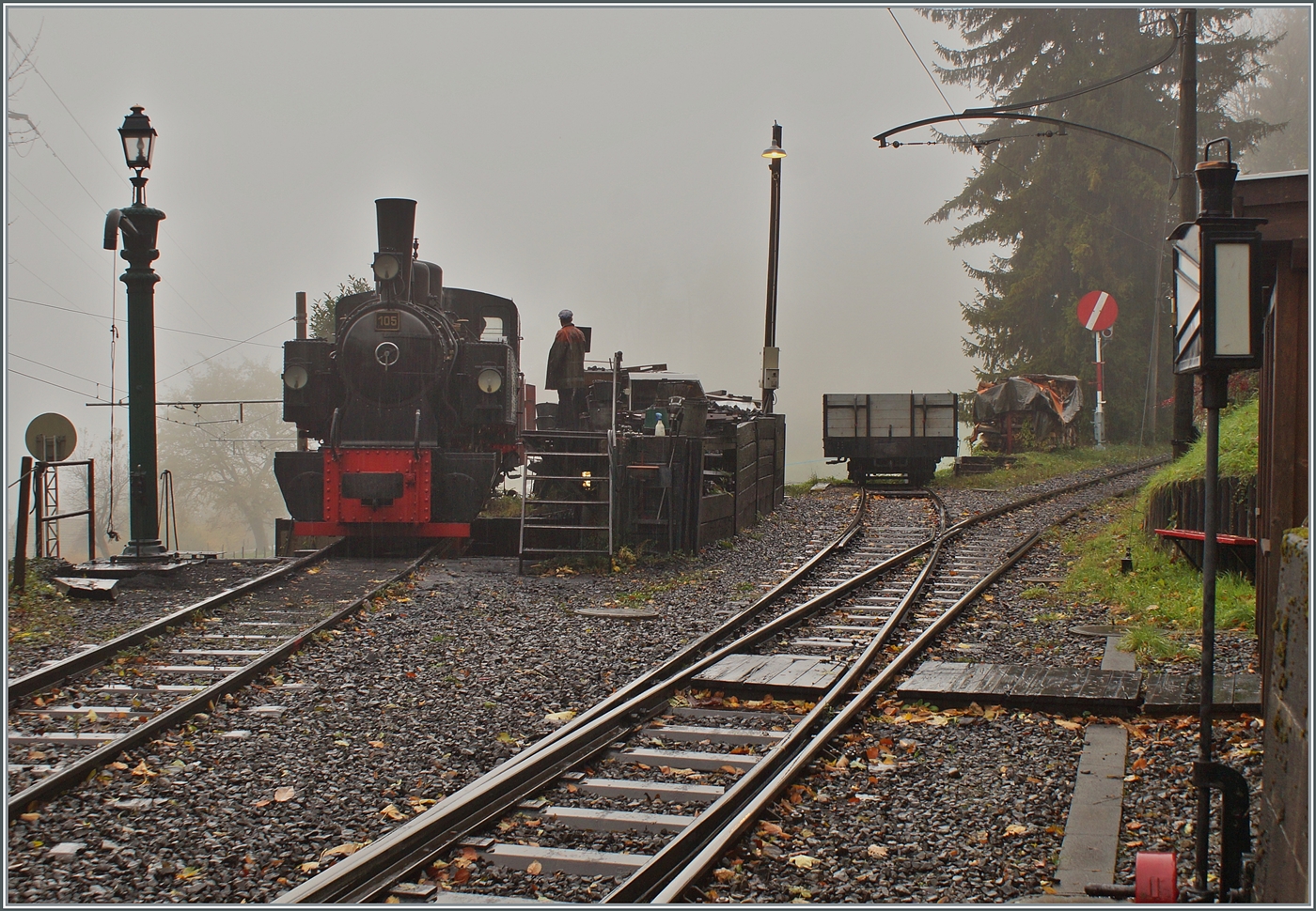 La DER de la Saison / Das Saison Ende der Blonay Chamby Bahn 2025 - Bei den feuchten Gleisen, ist für die Traktion der Dampfzüge die SEG G 2x 2/2 105 der Blonay Chamby Bahn sicher eine gute Wahl. Schon Stunden vor der Abfahrt wird die Lok für die Nachmittagszüge vorbereitet.
25. Oktober 2025 La DER de la Saison / Das Saison Ende der Blonay Chamby Bahn 2025 - Bei den feuchten Gleisen, ist für die Traktion der Dampfzüge die SEG G 2x 2/2 105 der Blonay Chamby Bahn sicher eine gute Wahl. Schon Stunden vor der Abfahrt wird die Lok für die Nachmittagszüge vorbereitet.
25. Oktober 2025
