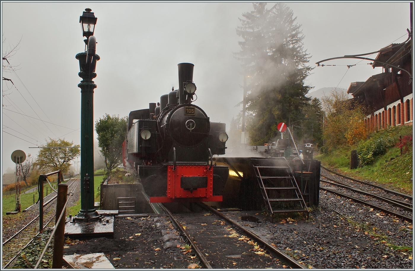 La DER de la Saison / Das Saison Ende der Blonay Chamby Bahn 2025 - Seit einigen Jahren zeigt die Blonay Chamby Bahn zum Saison Ende mit einem verdichteten Fahrplan noch einmal ihre herrlichen Fahrzeuge im Einsatz: Schon Stunden vor dem eigentlichen Einsatz wird in Chaulin die G 2x 2/2 105 vorbereitet. 
25. OKt. 2025  La DER de la Saison / Das Saison Ende der Blonay Chamby Bahn 2025 - Seit einigen Jahren zeigt die Blonay Chamby Bahn zum Saison Ende mit einem verdichteten Fahrplan noch einmal ihre herrlichen Fahrzeuge im Einsatz: Schon Stunden vor dem eigentlichen Einsatz wird in Chaulin die G 2x 2/2 105 vorbereitet. 
25. OKt. 2025