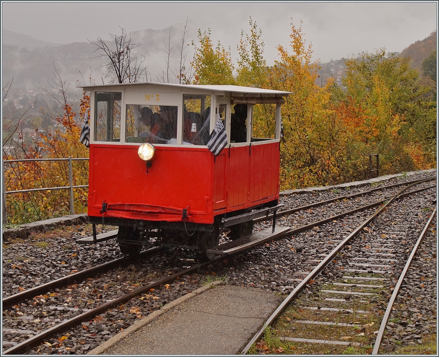 La DER de la Saison / Das Saison Ende der Blonay Chamby Bahn 2025 - Seit einigen Jahren zeigt die Blonay Chamby Bahn zum Saison Ende mit einem verdichteten Fahrplan noch einmal ihre herrlichen Fahrzeuge im Einsatz: der Dm 2/2 N°  Biniou  ist als Zug 3005 in Chamby angekommen und verlässt nach kurzem Aufenthalt den Bahnhof in Richtung Chaulin. 

25. Oktober 2025 