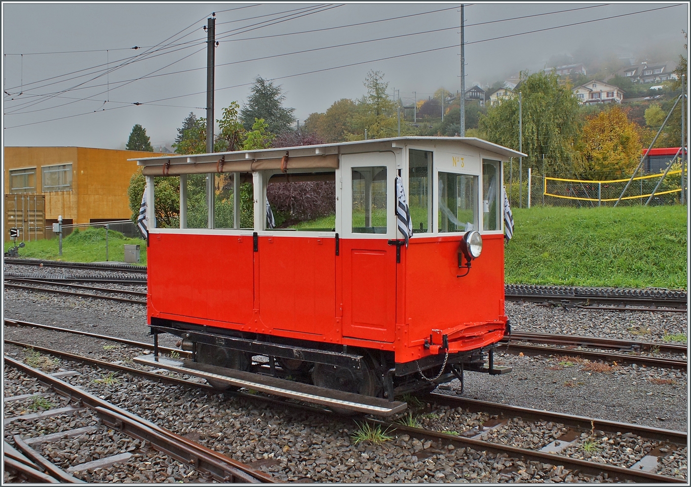La DER de la Saison / Das Saison Ende der Blonay Chamby Bahn 2025 - Seit einigen Jahren zeigt die Blonay Chamby Bahn zum Saison Ende mit einem verdichteten Fahrplan noch einmal ihre herrlichen Fahrzeuge im Einsatz: der Dm 2/2 N°  Biniou  ist als Zug 3005 nach Chaulin vorgesehen und wartet in Blonay auf die Abfaht. 

25. Oktober 2025 