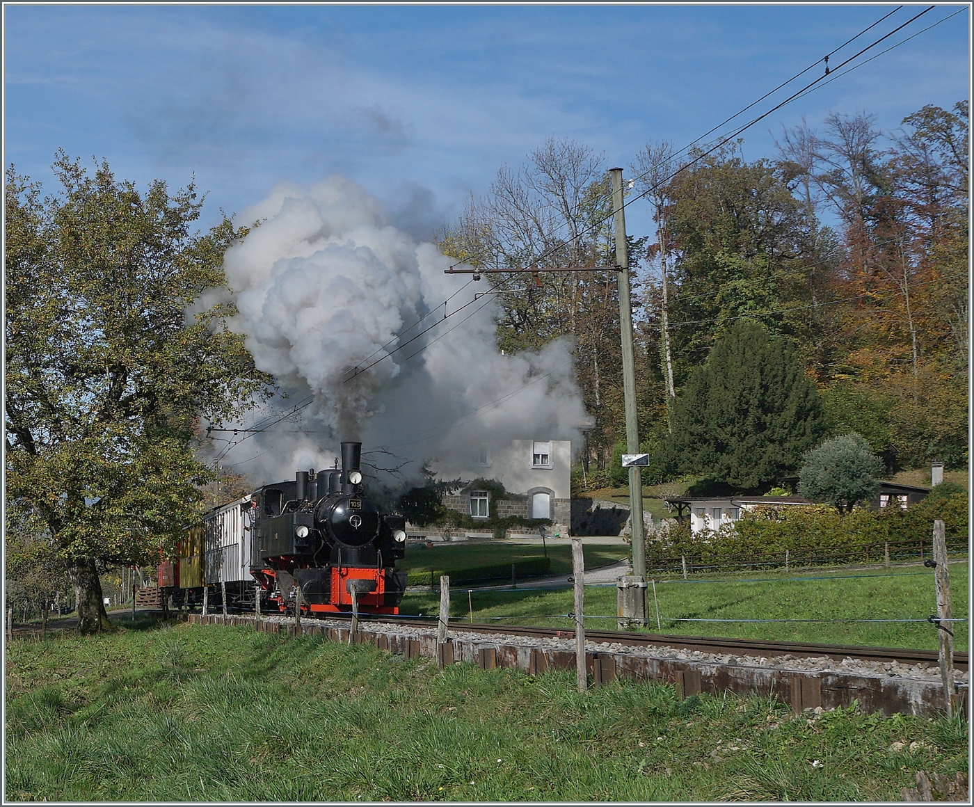 La DER du Blonay Chamby / Saisonabschuss 2024 - Die SEG G 2x 2/2 105 der Blonay Chamby Bahn ist mit ihrem Dampfzug bei Chaulin auf dem weg nach Chamby. 

27. Okt. 2024