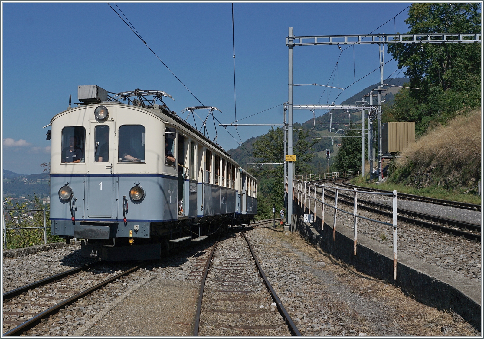  Le Chablais en fête  bei der Blonay Chamby Bahn. Die Eröffnung des ersten Teilstückes der Bex - Villars vor 125 Jahren, sowie die vor 80 Jahren erfolgte Fusion einiger Strecken im Chablais war der Anlass zum diesjährigen Herbstfestivals  Le Chablais en fête. Als besondere Attraktion zeigt sich der ASD BCFe 4/4 N° 1  TransOrmonan  der TPC mit seinem B 35 als Gastfahrzeug. Das Bild zeigt den 1913 gebauten und 1940 umgebauten BCFe 4/4 N° 1 bei der Ankunft in Chamby. 

9. September 2023