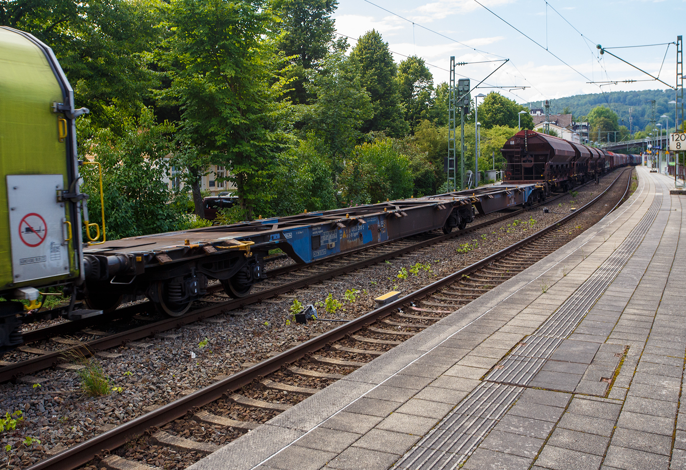 Leerer sechsachsige Drehgestell-Gelenk-Containertragwagen-Einheit 104´/ 6-achsiger Containertragwagen104´, 31 80 4953 285-2 D-DB, der Gattung Sggmrs 715, der DB Cargo AG, am 24 Juli 2025 im Zugverband bei der Zugdurchfahrt in Kirchen/Sieg. Der Wagen wurde bereits 1989 von der Wagon Union (WU) in Berlin-Borsigwalde gebaut. 

Die Gelenkwagen Sggmrs 715 sind für den Transport von Großcontainern und Wechselbehältern vorgesehen. Auf den Außenlangträgern des Wagens befinden sich für jede vorgesehene Ladeposition klappbare Aufsetzzapfen zum Festlegen der Ladungseinheiten unterschiedlicher Längen und Typen (WB gemäß UIC-Merkblatt 592-4 und Ct gemäß UIC-Merkblatt 592-1 und 2) in verschiedenen Kombinationen.

Das aus 2 Wagenhälften bestehende Untergestell ist eine verwindungsweiche, geschweißte Rahmenkonstruktion aus Walz- und Blechprofilen, gebildet aus den Kopfstücken, den Hauptquerträgern und den äußeren Langträgern. Die Bereiche über den Drehgestellen sind durch Bleche versteift, die außerdem als Funkenschutzbleche dienen. In der Wagenmitte befindet sich eine Übersteigmöglichkeit. Die Verbindung der beiden Wagenhälften besteht aus einem Gelenklager und seitlichen Gleitstücken. Der Wagen trägt die Anschrift „Beladenen Wagen vorsichtig rangieren“.

TECHNISCHE DATEN:
Spurweite: 1.435 mm (Normalspur)
Länge über Puffer: 33.940 mm
Drehzapfenabstände: 2 x 14.200 mm
Achsabstand in den Drehgestellen: 1.800 mm
Laufraddurchmesser: 920 mm (neu)
Ladelänge: 2 x 16.100 mm (2 x 52`)
Höhe der Ladeebene über S.O.: 1.155 mm
Eigengewicht: 30.800 kg
Max. Zuladung bei Lastgrenze: 104,0 t (ab Streckenklasse D)
Höchstgeschwindigkeit: 100 km/h (beladen) / 120 km/h (leer)
Kleinster befahrbarer Gleisbogen: R 75 m
Bremse: KE-GP-A (K) 
Bremssohle: Cosid 810
Feststellbremse: Nein
Verwendungsfähigkeit: RIV (Regolamento Internazionale Veicoli)