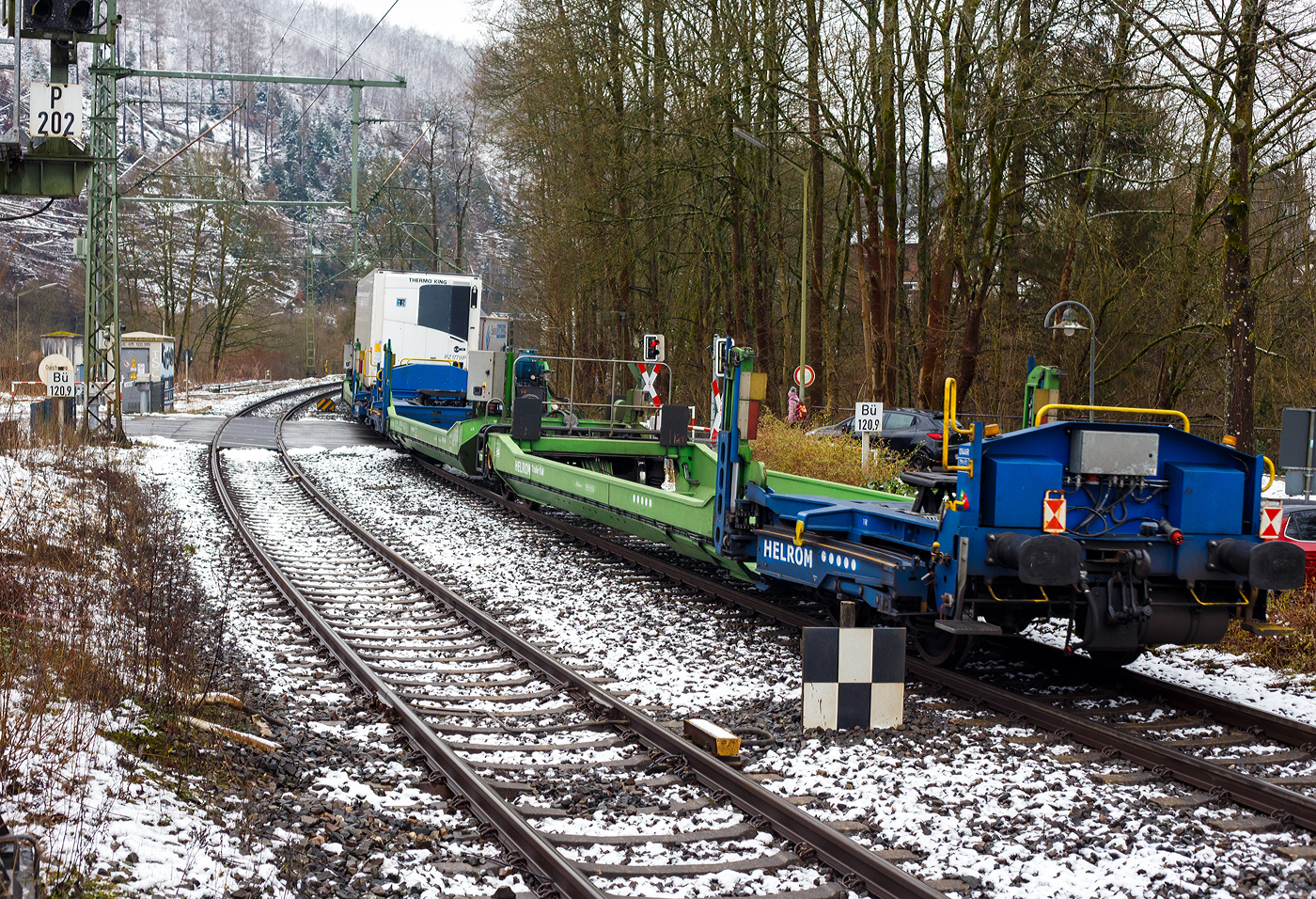 Leerer spezieller sechsachsiger Gelenk-Taschenwagen System HELROM der Gattung Sdmrs, 37 80 4878 014-2 D-HELR, der Helrom GmbH (Frankfurt am Main), am 10 Januar 2025 im Zugverband bei der Zugdurchfahrt in Kirchen/Sieg. 

Der Clou bei HELROM sind neuartige Transportwaggons, die keine teuren Kran- oder Verladeeinrichtungen brauchen. Dieses Megaswing-System ist ein spezieller Taschenwagen mit schwenkbaren Aufnahmewannen fr Sattelauflieger. Hydrauliksttzen dienen als Stabilisierung, wenn die Wanne nach links oder rechts ausschwenkt. Die Beladung der Wanne mit einem Sattelauflieger erfolgt rckwrts. Nach Absatteln des Sattelaufliegers wird die Wanne angehoben und schwenkt wieder ein. Der Sattelauflieger wird leicht abgesenkt und mit dem Waggon fest verbunden, er ist nun auf dem Waggon sicher verstaut. Die Technik ist im Waggon verbaut.

TECHNISCHE DATEN:
Hersteller: Gk Yapi (Trkei)
Spurweite: 1.435 mm
Lnge ber Puffer: 34.230 mm
Drehzapfenabstand: 2 x 14.200 mm
Achsabstand im Drehgestell: 1.800 mm
Laufraddurchmesser: 920 mm (neu)
Eigengewicht: 44.900 kg 
Max. Zuladung bei Lastgrenze: 76,0 t (ab Streckenklasse D)
Max. Geschwindigkeit: 100 km/h (beladen) / 120 km/h (leer)
Kleinster befahrbarer Gleisbogen: R 75 m
Bremse: 2 x MH-GP-A (K)
Bremssohle: Cosid 810
Feststellbremse: Ja (auf ein Drehgestell)
Intern. Verwendungsfhigkeit: TEN-GE