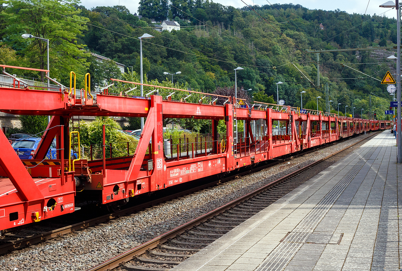 Leerer vierachsiger (2 x 2) offener Doppelstock-Autotransportwagen (Wageneinheit) 25 80 4382 053.3 D-ATG der Gattung Laaeffrs 561 der DB Cargo Logistics GmbH (ex ATG Autotransportlogistic GmbH), am 20 August 2024 im Zugverband bei der Durchfahrt in Kirchen (Sieg).

Die Wagen der Gattung Laaeffrs 561 sind im Rahmen von dem Projekt „Innovativer Güterwagen“ neuentwickelte Wagen. Es ist auch die Antwort auf den sich verändernden Automobilmarkt, auf dem zunehmend größere und schwerere Fahrzeuge gefragt sind (SUV). So eignen sich diese Wagen insbesondere für den europaweiten Transport von großvolumigen Pkws, SUVs und Vans, auch bei kleineren Lichtraumprofilen. Mit der hohen Lastgrenze von 35,5 Tonnen ist der Transport von besonders schweren Fahrzeugen möglich.

Damit sowohl ein typenreiner Transport als auch eine Mischverladung in den unterschiedlichen Lademaßen möglich ist, kann die obere Ladeebene hinsichtlich der Transportstellungen stufenlos eingestellt werden. Flexible Elemente der unteren Ladeebene sowie eine spezielle Geometrie der oberen Ladeebene dienen zusätzlich der effizienteren Ausnutzung des Laderaums bei besonders hohen Pkw.

Zur Ladungssicherung befinden sich auf der oberen und unteren Ladeebene jeweils 32 Radvorleger. Eine Besonderheit ist auch die erhöhte Arbeitssicherheit durch das Klappgeländer auf der oberen Ladeebene.

Die Vorteile auf einen Blick:
– Zweigliedriger, doppelstöckiger Autotransportwagen
– Hohe Lastgrenze
– Große Durchfahrhöhe
– Obere Ladeebene flexibel einstellbar
– Untere Ladeebene mit verstellbaren Elementen für eine höhere Auslastung
– Verringerte Gesamthöhe durch besondere Geometrie der oberen Ladeebene
– Klappbare Absturzsicherung auf der oberen Ladeebene

TECHNISCHE DATEN:
Gattung: Laaeffrs 561
Baujahr: ab 2018
Hersteller (u.a.): Tatravagónka a.s. Poprad (Slowakei)
Spurweite: 1.435 mm
Anzahl der Achsen: 4
Länge über Puffer : 33.000 mm
Ladelänge : 32.080 mm (unten) / 32.550 mm (oben)
Ladebreite : 2.950 mm (unten) / 2.794 mm (oben)
Wagenhöhe: 3.500 mm
Achsabstände: 10.700 / 5.900 / 10.700 mm
Laufraddurchmesser (neu): äußere 760 mm und mittlere 730 mm
Typ der Radsätze: BA 375
Höchstgeschwindigkeit: 100 km/h (beladen) / 120 km/h (leer)
Eigengewicht: 36.500 kg
Nutzlast: 35,5 t ab Streckenklasse B (max. 18 t pro Ebene)
Max. Gewicht je Pkw: 2.800 kg
Kleinster befahrb. Gleisbogenhalbmesser: R 75 m
Höhe des Klappgeländers: 1.100 mm
Bremse: KNORR KE-GP-A (K)
Bremssohle: Jurid 816M
Feststellbremse: Ja
Intern. Verwendungsfähigkeit: TEN-GE
