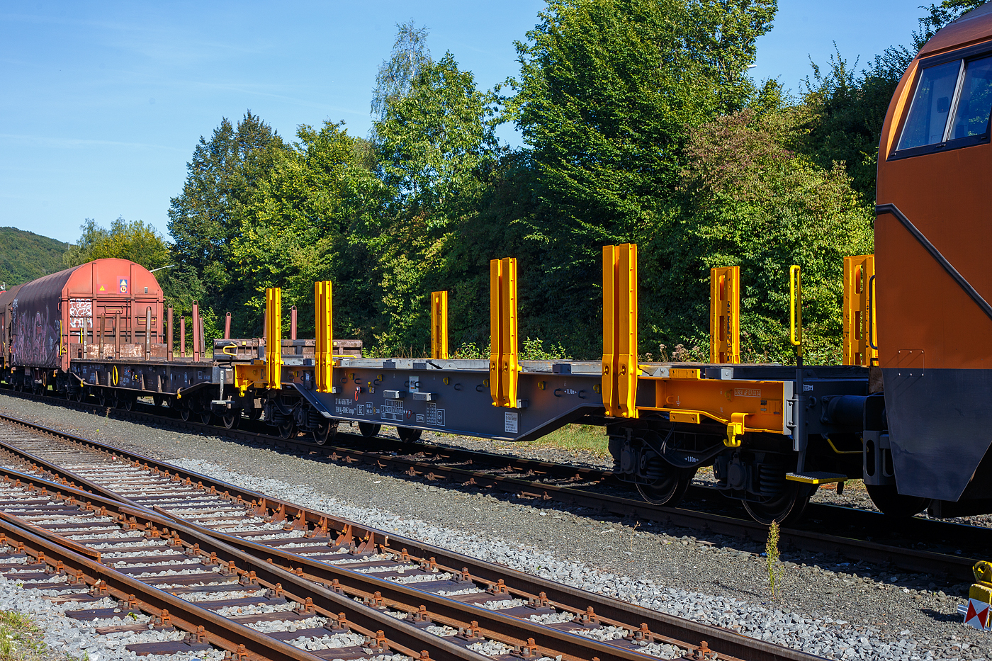 Leerer vierachsiger Drehgestell-Flachwagen mit Doppelrungen, 37 84 4616 781-9 NL-ORME, der Gattung Smnps, Bauart 193-4, der On Rail Gesellschaft für Eisenbahnausrüstung und Zubehör mbH (Mettmann), vermietet an die Saarstahl AG, abgestellt am 27 August 2024 in Herdorf auf dem Rbf der Kreisbahn Siegen-Wittgenstein (KSW). Nach dem Aufkleber (MFI) zu urteilen gehören die französische MFI - Matériel Ferroviaire et Industriel S.A. (Straßburg) und die On Rail wohl nun zusammen.

Diese Wagen wurden vom bulgarischen Hersteller Transwagon AD in Burgas gebaut.

Die Wagen haben einen durch Gitterroste begehbaren Fußboden Gitterroste, Hartholz-Ladeschwellen, Niederbindeeinrichtungen (Gut-Spanneinrichtungen), Rungen mit auswechselbaren Kunststoffleisten an den Berührungsflächen zum Ladegut. Hier bei der Bauart 193-4 haben die Wagen ja Längsseite vier sehr steife Doppelrungen (aus HEB-Stahlträgern), anstatt acht bei der Bauart 193. Zudem sind die Rungen nur ca. halb so hoch, anstatt 2.000 mm bei Bauart 193. Anschraubflächen für weiter vier Doppel-Rungen sind jedoch vorhanden.

TECHNISCHE DATEN:
Spurweite: 1.435 mm (Normalspur)
Länge über Puffer: 16.740 mm
Drehzapfenabstand: 11.700 mm
Achsabstand im Drehgestellen: 1.800 mm 
Raddurchmesser: 920 mm (neu)
Drehgestell-Typ: Y25 Lsd
Ladelänge: 15.500 mm
Ladebreite: 2.830 mm (zwischen den Rungen)
Ladefläche: 43,8 m²
Eigengewicht: 21.000 kg
Max. Zuladung bei Lastgrenze: 69,0 t (ab Streckenklasse D)
Max. Geschwindigkeit: 100 km/h (beladen) / 120 km/h (leer)
Kleinster Gleisbogenhalbmesser: 45 m
Bauart der Bremse: KE-GP-A (K) max. 58 t
Bremssohle: Cosid C 810
Internationale Verwendungsfähigkeit: TEN-GE
