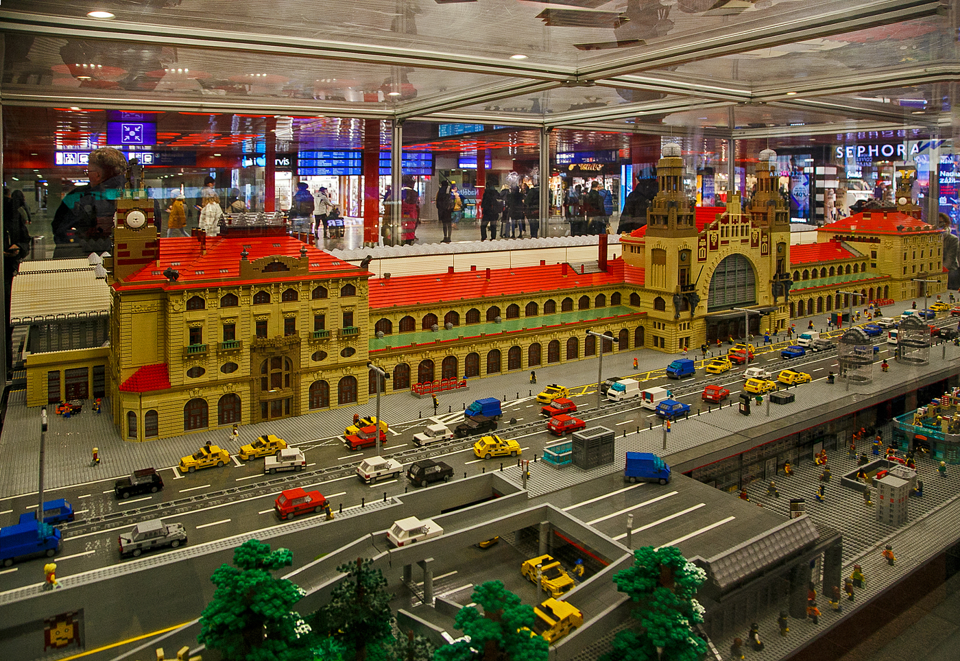 LEGO-Modell vom Hauptbahnhof Prag (Praha hlavní nádraží) am 23.11.2022. 

In der Halle des Prager Hauptbahnhofs gibt es eine kleine Bahnhofskopie aus LEGO-Würfeln. Auf einer Fläche von 15 m² steht das Modell aus mehr als 342.000 LEGO-Teilen, mit einem Gewicht von ca. 2.700 kg. Der Bau hat 2.137 Stunden benötigt. Das Modell des Prager Hauptbahnhofs wurde im Jahre 2015 von der Investitions- und Developmentgruppe CRESTYL für ihr Kaufzentrum in Kladno gebaut, wo es eine von sechs LEGO-Fabriken in der Welt gibt. Das Modell ist z.Z  in der Halle des Prager Hauptbahnhofs ausgestellt.   