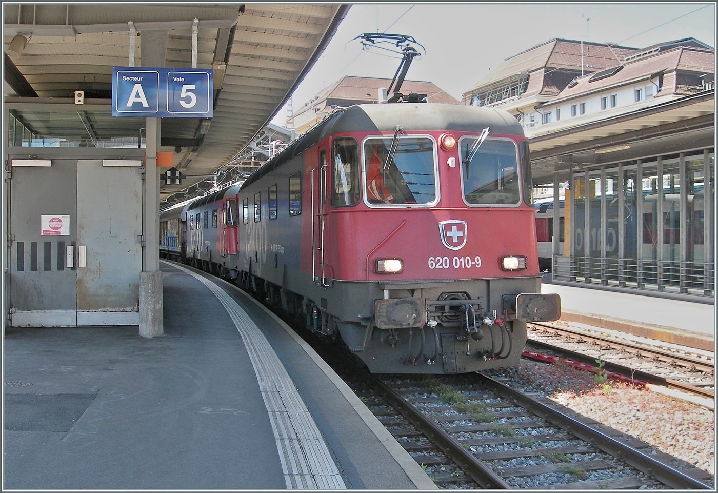 Leider nicht optimal war mein Standort zum Motiv, welches in Lausanne die Abfahrt zweier SBB Cargo Re 6/6 in Richtung Wallis zeigt: An der Zugsspitze führt die SBB Re 6/6 11610 (Re 620 91 85 4 620 010-9 CH SBBC) den Zug und dahinter hilft die Re 6/6 11683 (Re 620 91 85 4 620 083-6 CH SBBC). 16. Mai 2025