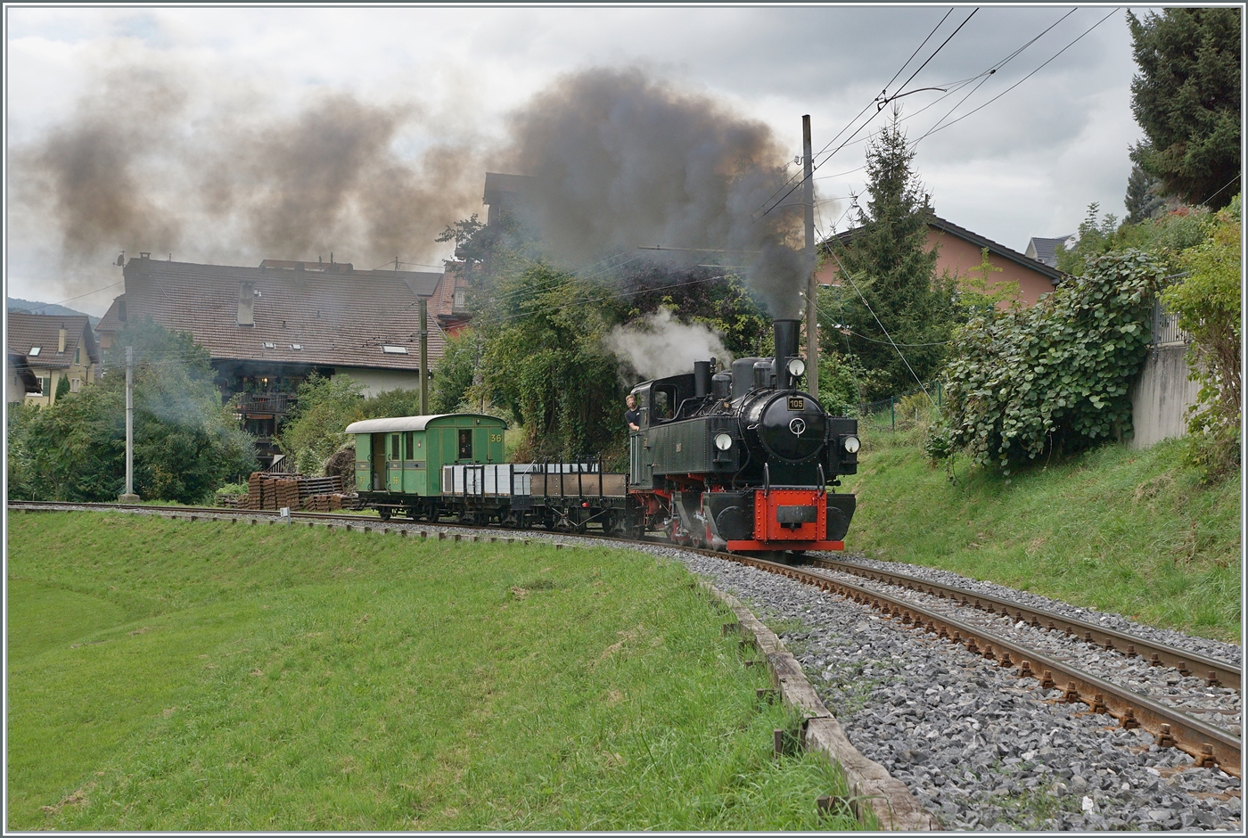 Les chemins de fer disparus - Die verschwundenen Bahnen (Zell - Todtnau 1889 1967) - Die SEG G 2x 2/2 105 der Blonay - Chamby Bahn hat mit ihrem Güterzug 10573 Blonay verlassen und dampft nun in Richtung Chaulin. 

14. September 2025