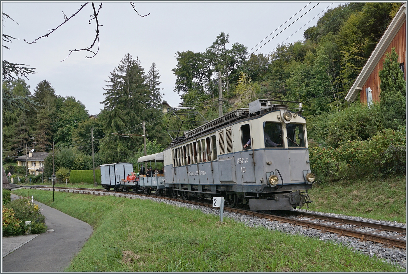 Les chemins de fer disparus - Die verschwundenen Bahnen (LLB 1915 - 1967) Der Leuk Leukerbad Bahn (LLB) Triebwagen mit der Anschrift ABDeh 2/4 N° 10 ist kurz nach der Abfahrt in Blonay auf der Fahrt nach Chamby.

13. September 2025