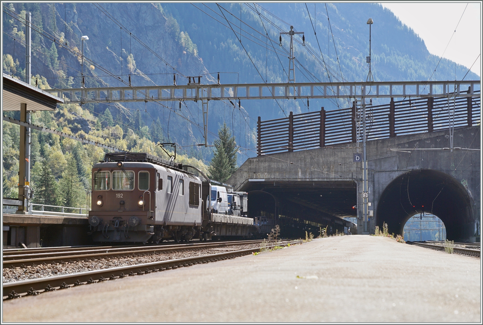 Letzte Aufgaben für die BLS Re 4/4: die Autotunnelzüge. In Goppenstein wartet die BLS Re 4/4 192 mit ihrem AT1 auf die Abfahrt nach Kandersteg. 

11. OKt. 2022 