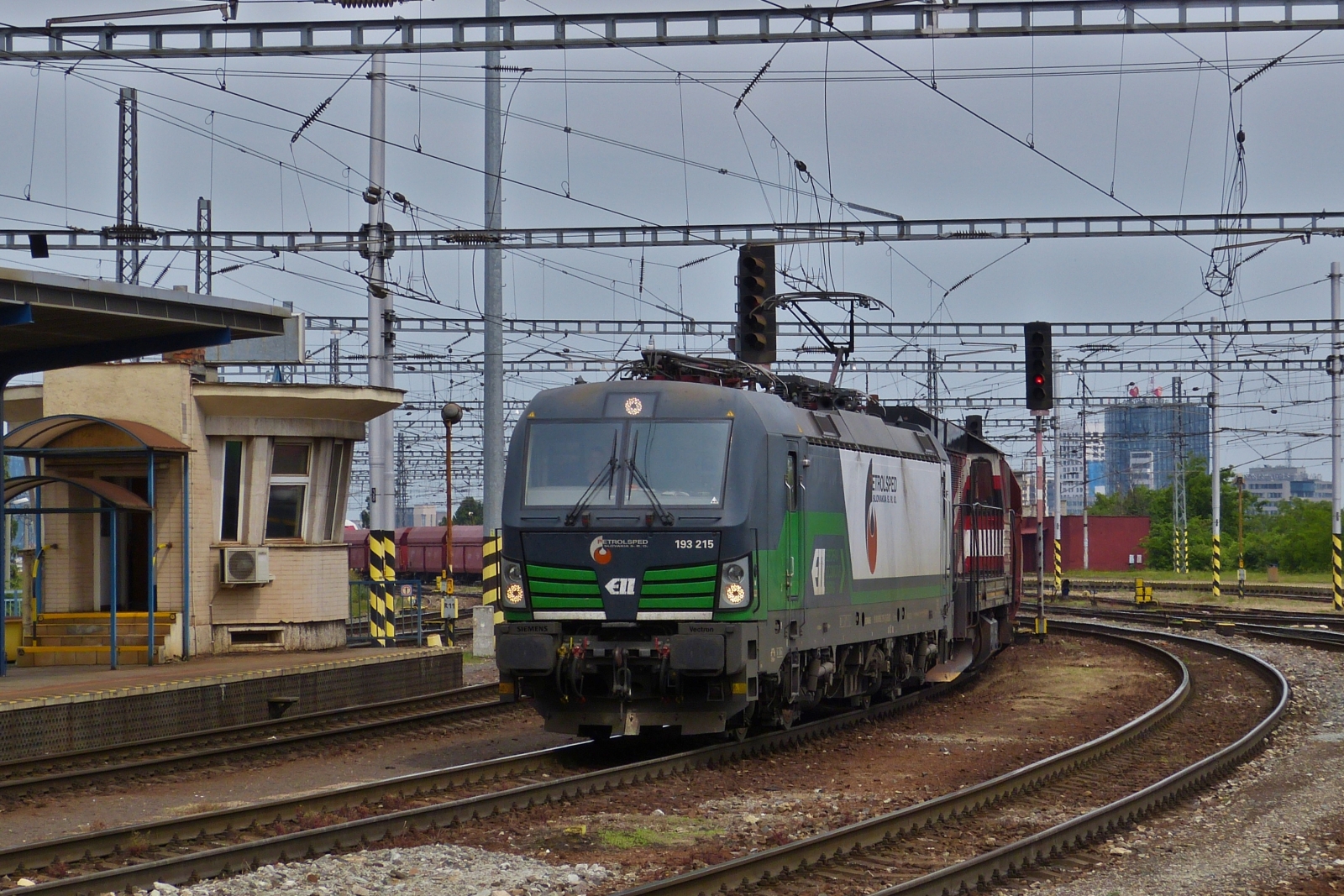 Lok 193 215 und D-Lok 2742 167-0 mit langem Gterzug durchfahren den Bahnhof von Bratislava. 05.06.2023