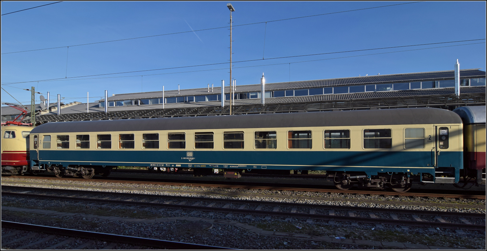 Mein erstes Konstanzer Date mit einer Blondine und ihrem Anhang.

Wagen 1 ist ein Bm 235, 51 80 22-90 639-1. Als gewöhnlicher Zweitklassabteilwagen ist der Wagen der Aussenseiter im Zugverband, der sonst ein reiner TEE-Zug ist. Seit Beginn der IC-Ära wurden einfach diese Wagen in 200 km/h-ertüchtiger Version in die Zugverbände integriert. Damit wurde auch das Ende der Luxuszüge eingeläutet. Nachdem die Züge der CIWL bereits von den Staatsbahnen übernommen worden waren, musste eben auch die Staatsbahnen ihre langen Zugläufe durch ein Angebot der 2. Klasse besser auslasten. November 2025.