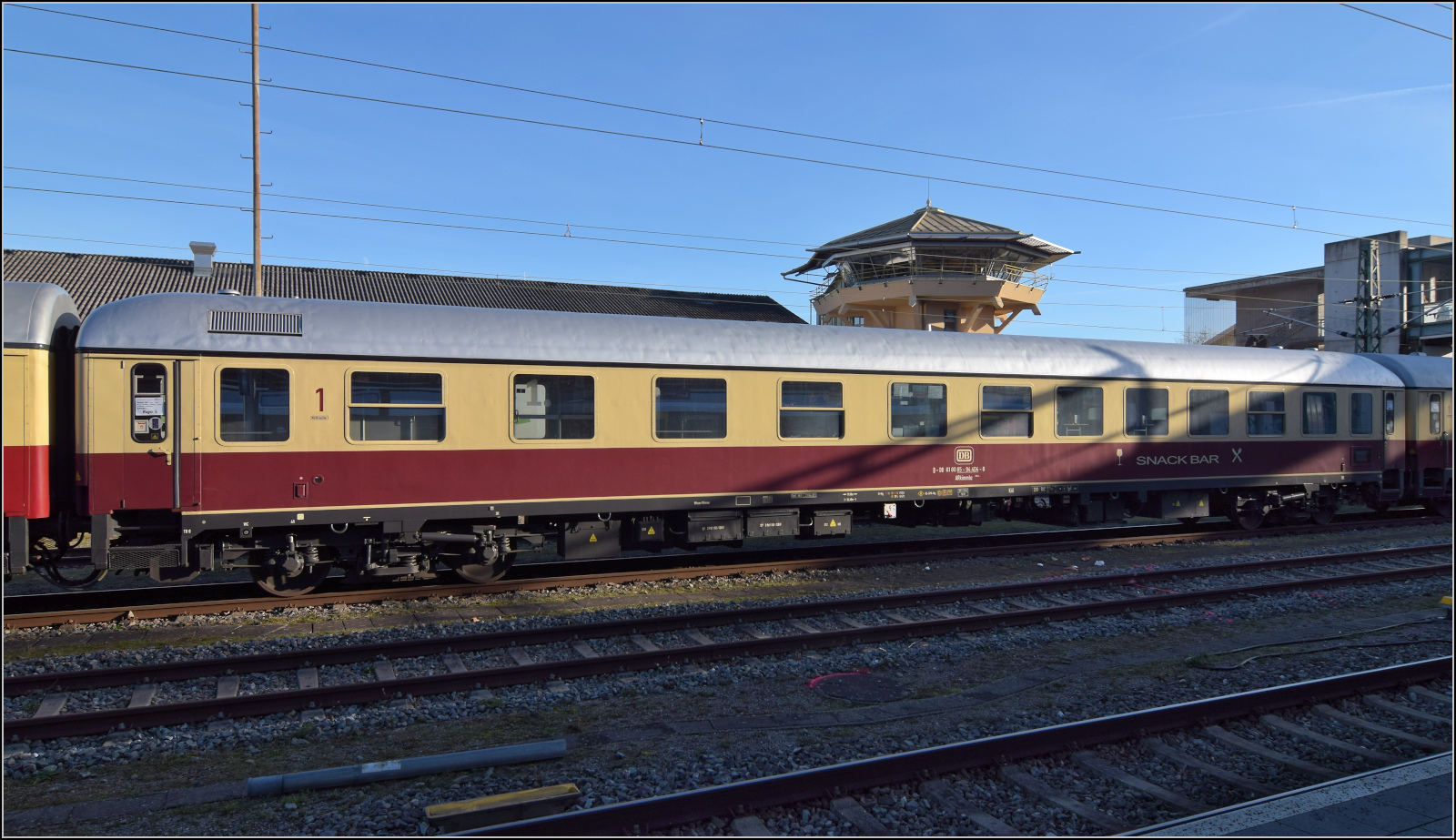 Mein erstes Konstanzer Date mit einer Blondine und ihrem Anhang.

Wagen 6 ist ein ARkimmbz 288.4, 61 80 85-94 404-8. Snack Bar ist angeschrieben, diese Wagen waren zuletzt als Bordbistro unterwegs. November 2025.