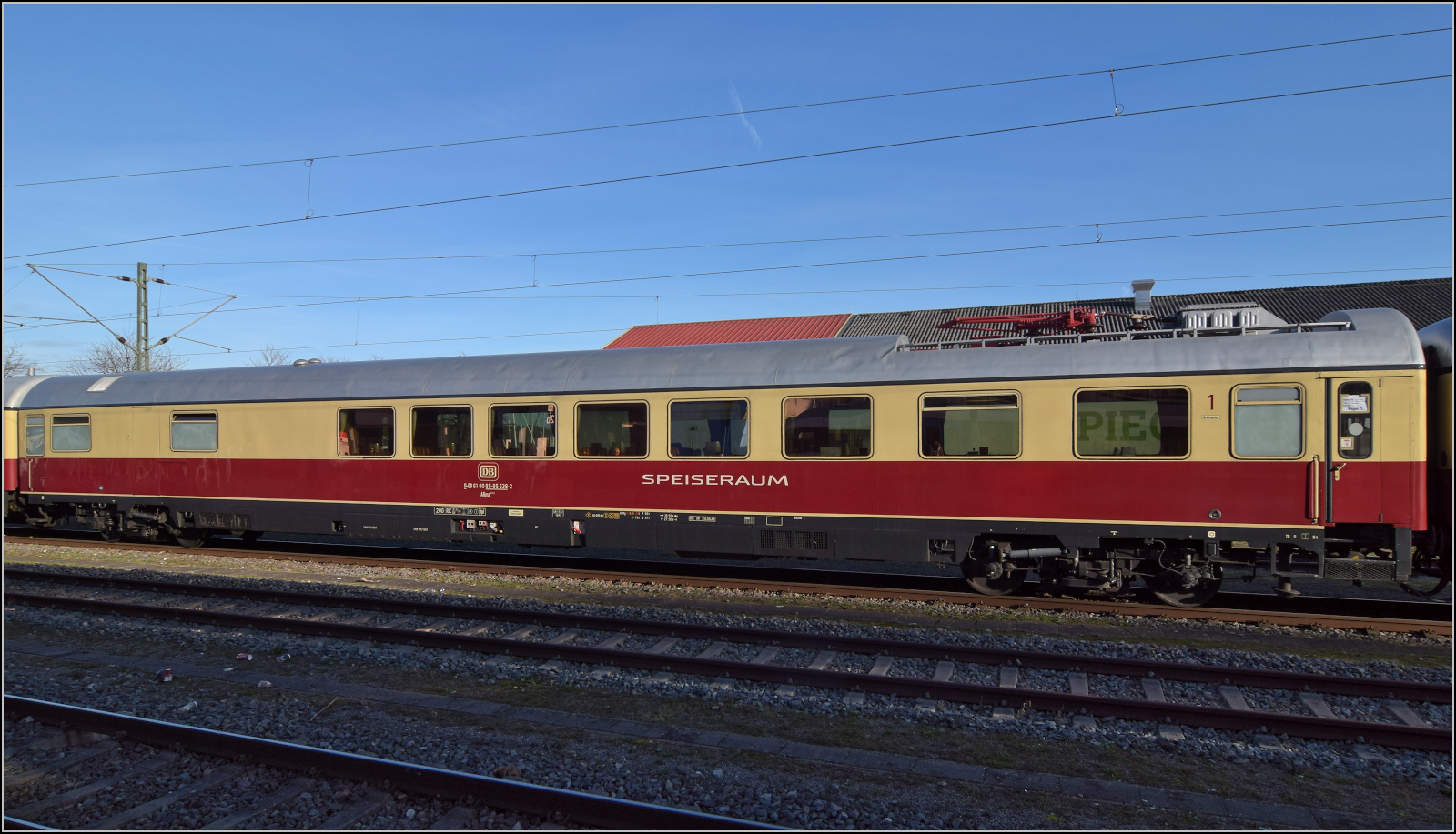 Mein erstes Konstanzer Date mit einer Blondine.

Wagen 5 ist ein ARmz 211.0, 61 80 85-95 538-2. Speiseraum ist angeschrieben. Diese Wagen sind mit 27,5 m besonders lang und wurden nach Entgleisungen im baustellenbeengten Stuttgart schnell abgestellt. Ursprünglich war der Wagen rot und blau wegen der drei Erstklassabteile lackiert, was ihm den Spitznamen Kakadu einbrachte. Wegen der verlängerten TEE-Abteile könnte man ihn eigentlich den vm-Wagen zuordnen. November 2025.