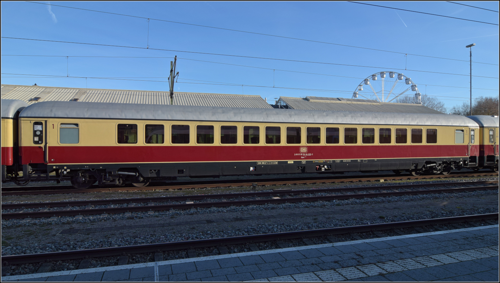 Mein erstes Konstanzer Date mit einer Blondine und ihrem Anhang.

Wagen 9 ist ein Apmz 121.0, D-DB 61 80 18-94 008-9. Das p steht für Grossraumwagen und leitet sich von den Pullmannwagen ab. Zum Schluss ihrer Einsatzzeit wurden die Wagen oft deklassiert in Verstärkungszüge am Freitag eingereiht. Ein willkommener Platz, um mal richtig die Füße im IC auszustrecken. November 2025.