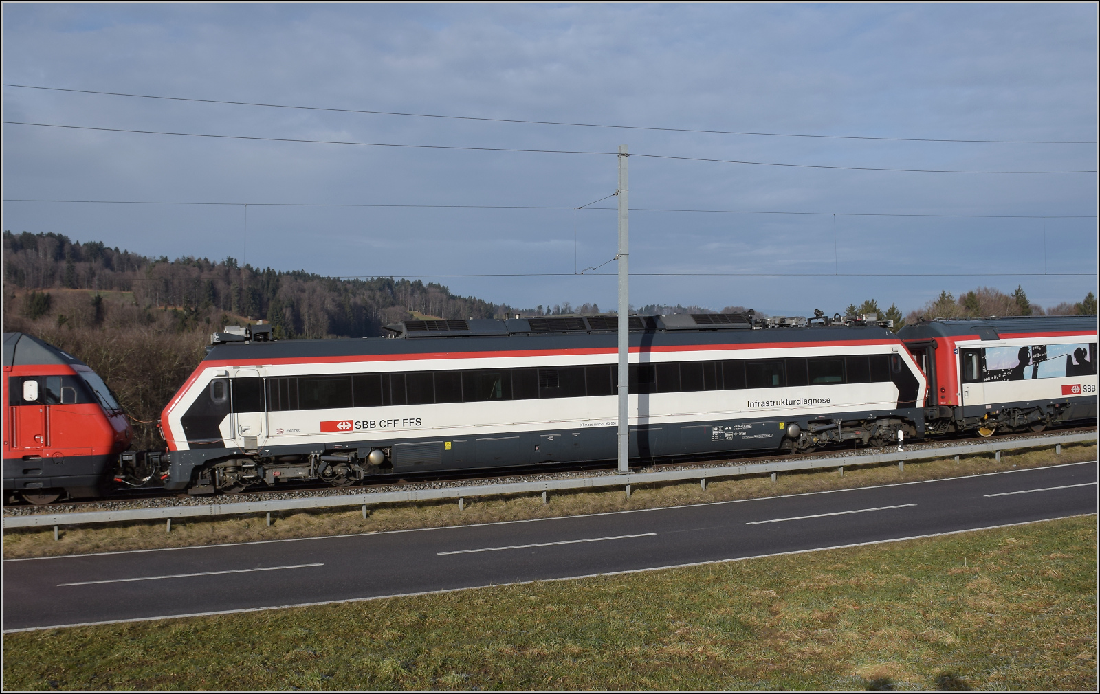 Messzug mit Re 460 014 'Val de Trient' auf dem Weg nach Bern. Im Bild der Messtriebwagen XTmass 160 001. Riedburg, Januar 2026.