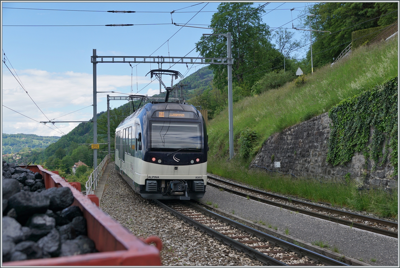 Mit dem MOB ABe 4/4 9303  Alpina  am Schluss des Zuges verlässt ein Regionalzug Montreux -Zweisimmen den Bahnhof von Chamby. Der mit Kohlen beladen Wagen links auf dem Foto wurde absichtlich mit ins Bild genommen, er zeigt den Bezug von Chamby zur Blonay-Chamby Bahn (für welche die Kohle ja auch bestimmt ist). 

19. Mai 2024