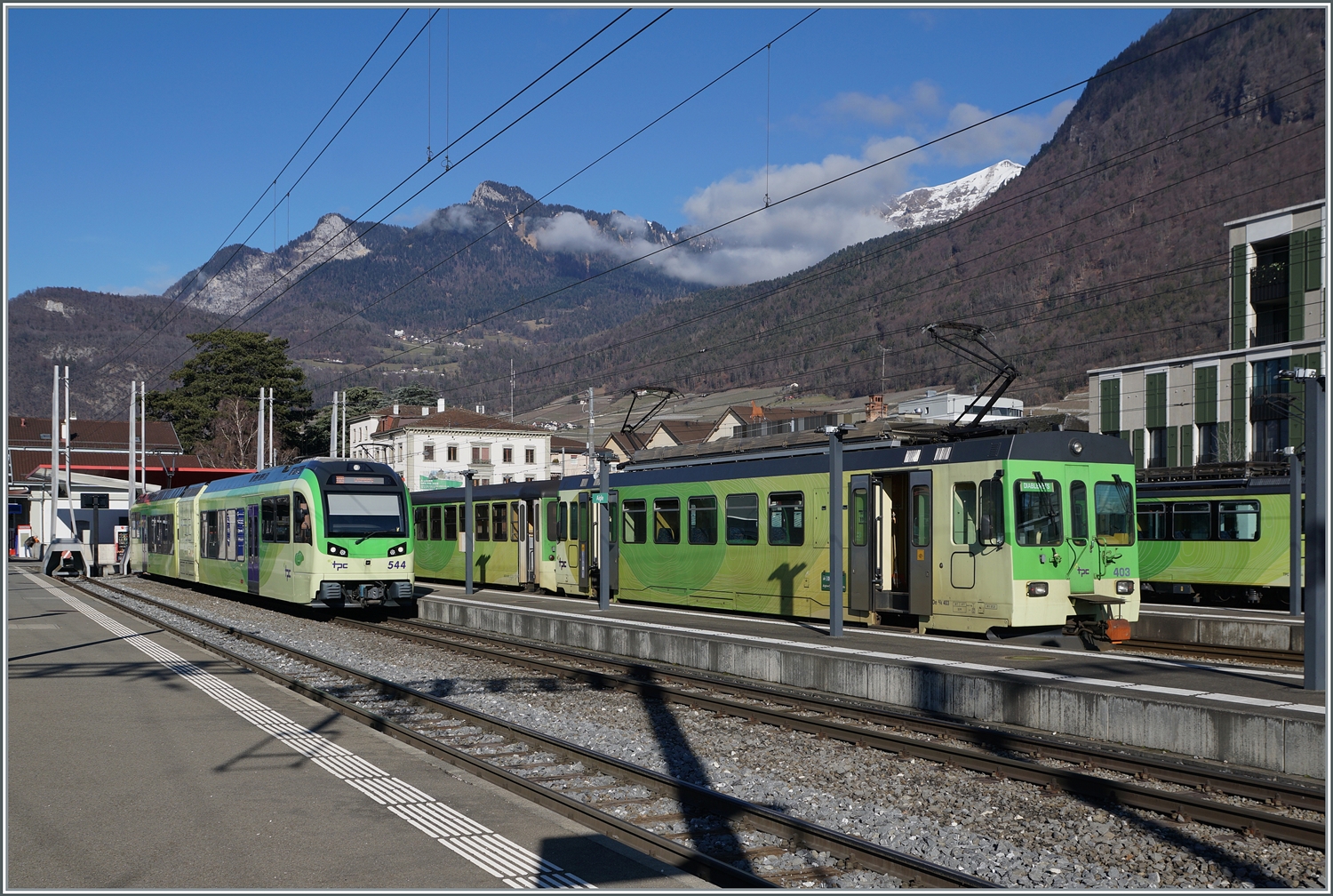 Mit dem TPC ASD BDe 4/4 403 wartet ein Regionalzug nach Les Diablerets in Aigle auf die Abfahrt.

27. Jan. 2024