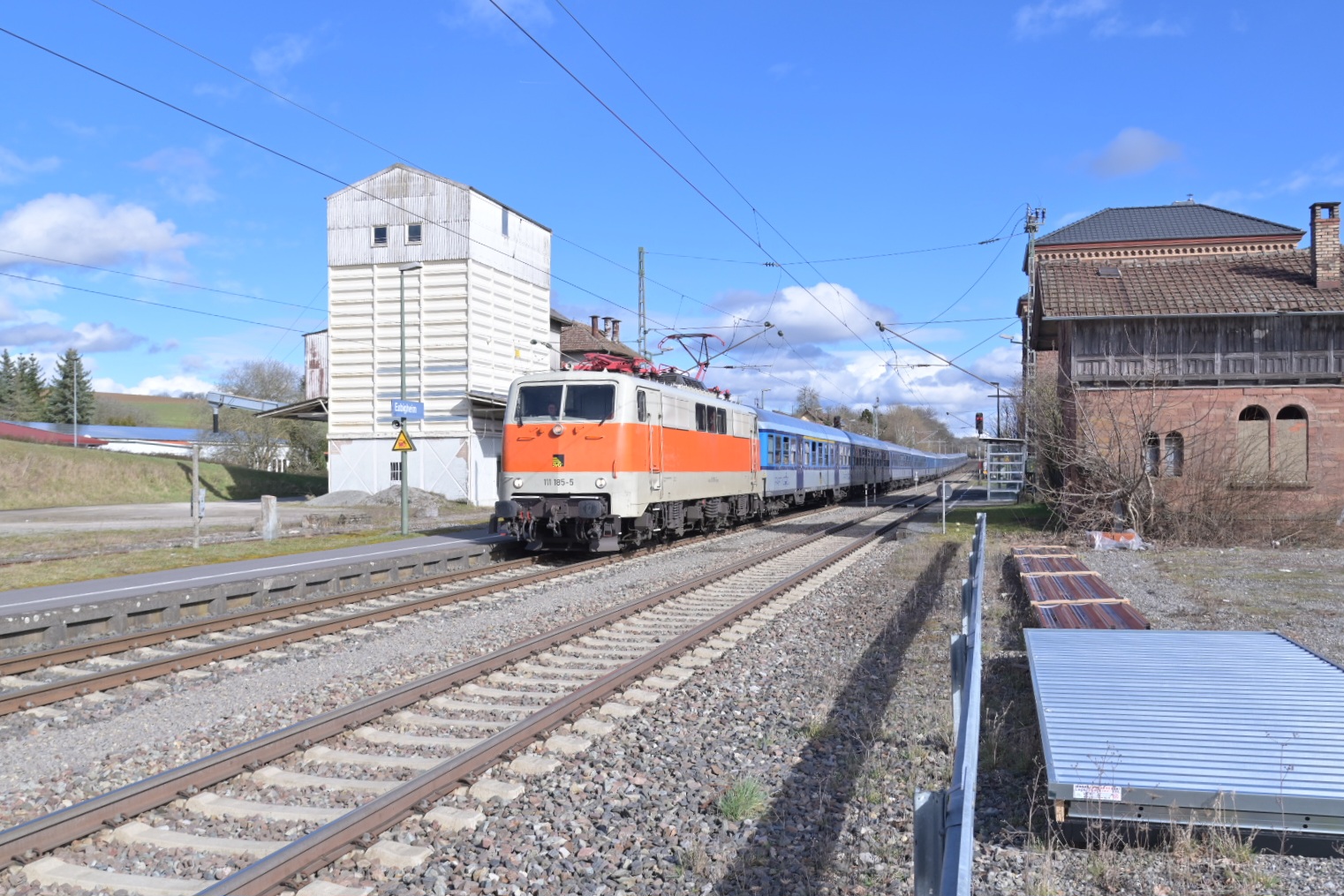 Mit einem 14Wagenzug kam die 111 185 aus Ingolstadt  durch Eubigheim  gen Mannheim durchgefahren. 25.2.2024