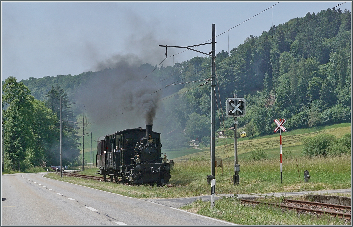 Mit einem Dampfzug der  Emmentalbahn  auf der Fahrt nach Wasen i. E. erreicht die E 3/3 853 (UIC 90 85 0008 573-3) in Krze den Halt Oberei. 

14. Juni 2025 