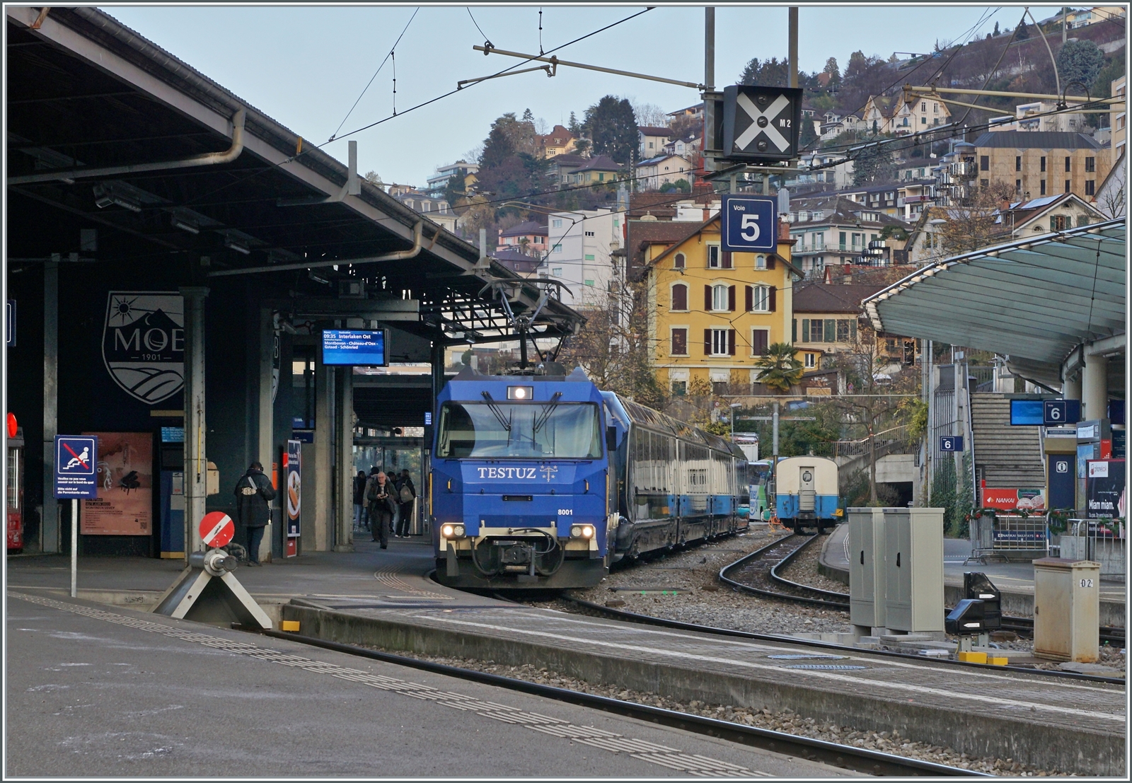 Mit der MOB Ge 4/4 8001 verlässt am 11.12.2022 der erste direkte fahrplanmässige GPX 4068 Montreux mit dem Ziel Interlaken Ost. Zwar sorgt des Umspuren in Zweisimmen für eine kleine Verspätung, aber endlich ist der hundert Jahre alte Traum Wirklichkeit Direkte Züge von Montreux nach Interlaken, technisch gesehen (mit je einem Triebfahrzeug am Schluss und Ende des Zuges wäre es sogar möglich bis nach Luzern zu fahren). 
Doch bereits nach nur ca 150 direkten Fahrten ist der Traum schon zu Ende: die Spurwechselwagen beschädigen die Herzstücke der Normalspurweichen, insbesondere bei ablenkender Fahrt und die BLS verfügt aus Sicherheitsgründen ein Verbot für die GPX. 
Nachdem des gelungen ist, das Innenspurmass entsprechend anzupassen verkehren seit Mitte Juni wieder direkte Züge. Bleibt die Hoffnung, dass der Verkehr nun zuverlässiger abgewickelt werden wird.
 
11. Dez. 2022