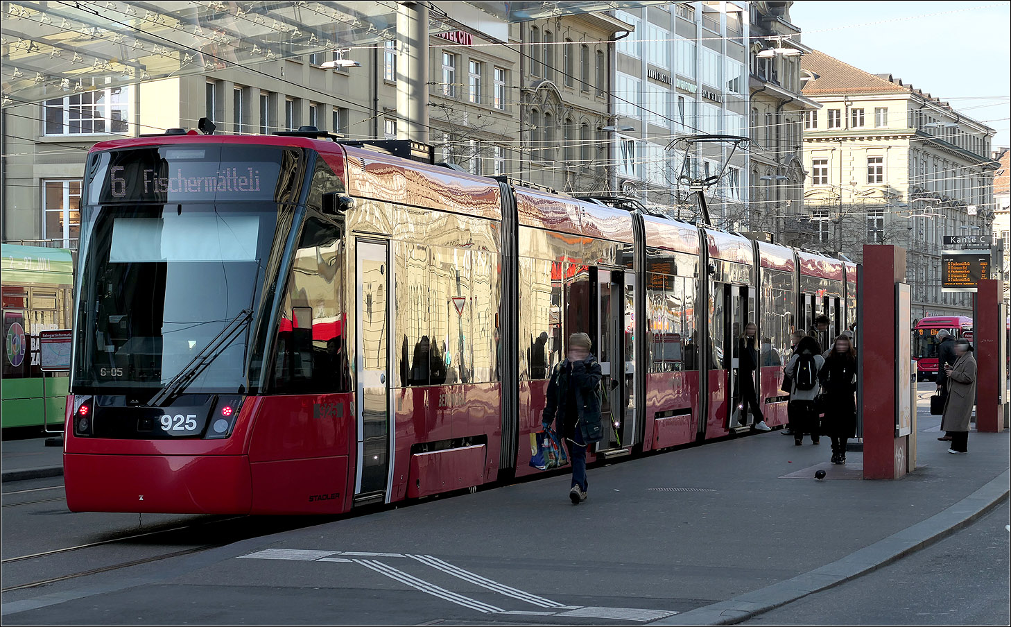 Mit Peter unterwegs in Bern - 

Tramlink 925 der Linie 6 nach Fischermälleli an der Haltestelle Bern Bahnhof.

07.03.2025 