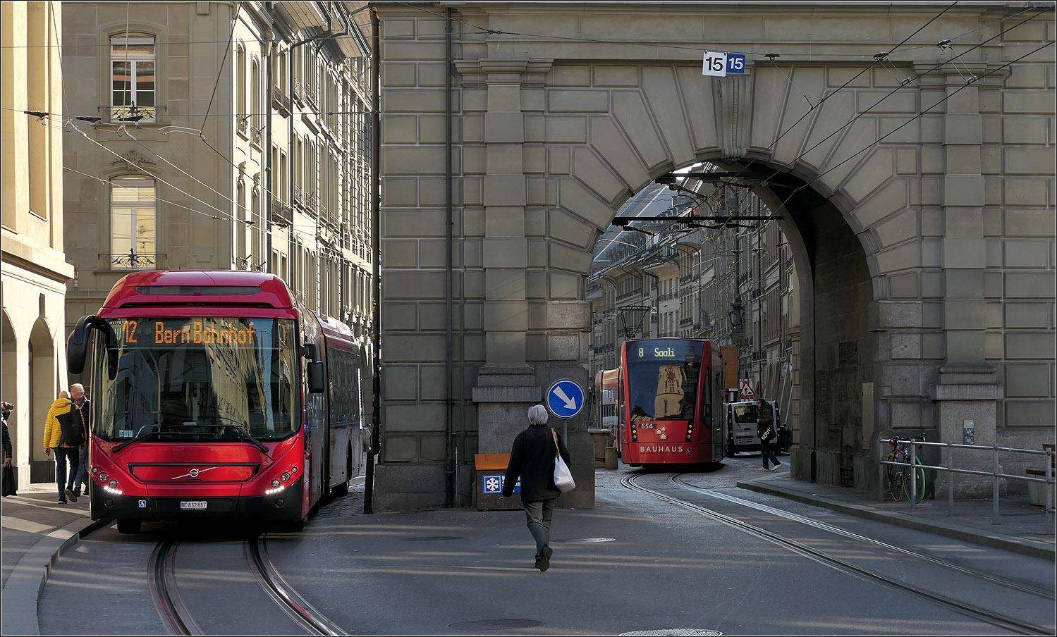 Mit Peter unterwegs in Bern - 

Combino Tram 654 fährt nach der Durchfahrt des Käfigturms in einen älteren Teil der Altstadt ein, während ein Trolleybus der Linie 12 den Turm in Gegenrichtung auf der Nordseite umfährt.

07.03.2025