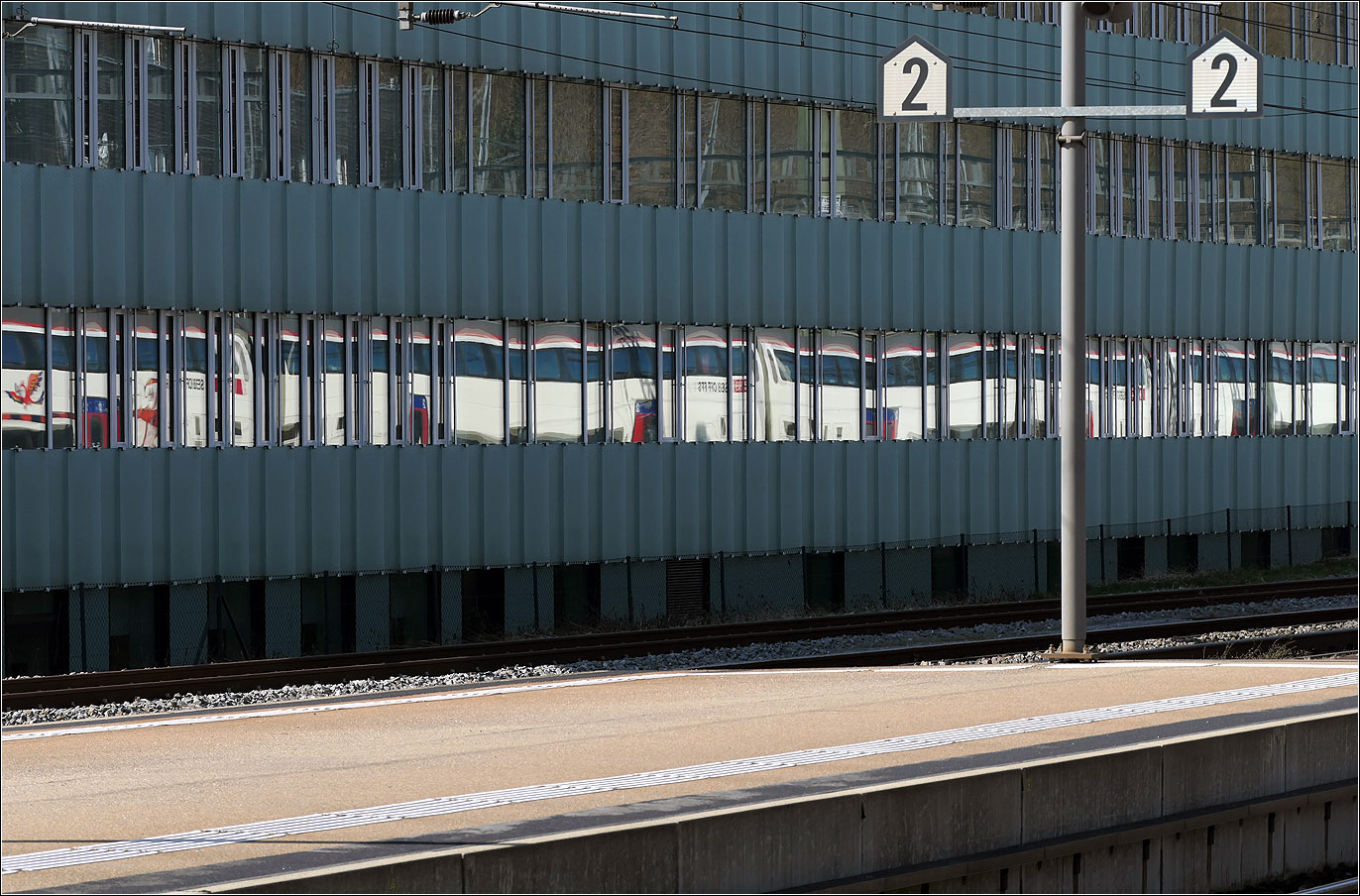 Mit Peter unterwegs in Bern - 

Bahnhof Gümligen: Ein kurz zuvor durchgefahrener IC hat seine Spiegelung in einem Bürogebäude neben dem Bahnhof liegen lassen.

07.03.2025 (M)