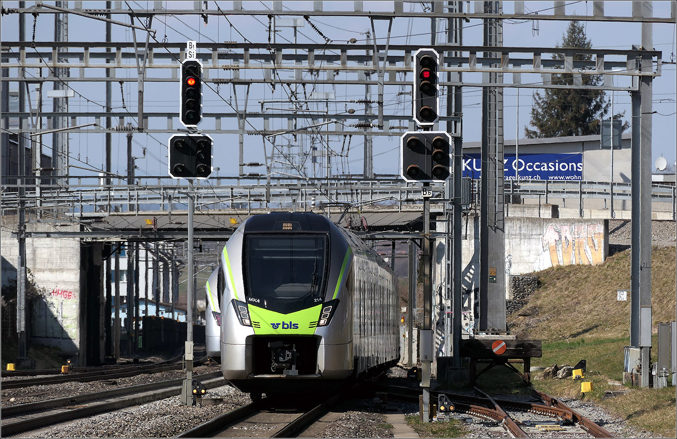 Mit Peter unterwegs in Bern - 

RABe 528 214 kurz vor der Durchfahrt des Bahnhofes in Gümligen auf der Strecke Bern - Thun. Etwas vom Gegenzug ist daneben noch sichtbar.

07.02.2025 