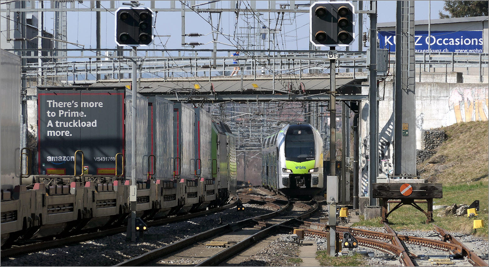 Mit Peter unterwegs in Bern - 

An der nordwestlichen Ausfahrt aus dem Bahnhof Gümligen begegnet der Güterzug den RABe 515 der als S1 nach Thun unterwegs ist.

07.03.2025