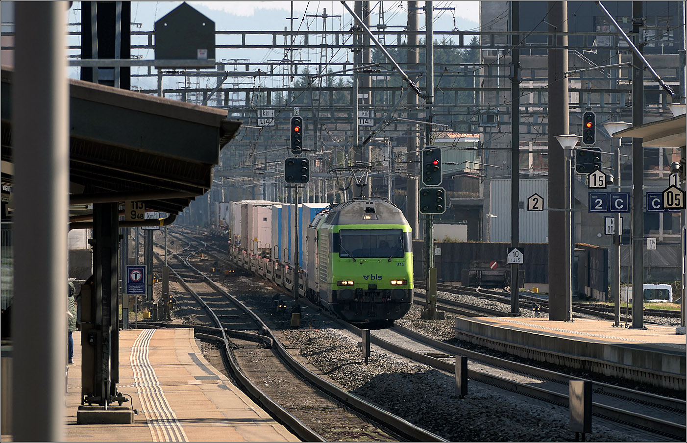 Mit Peter unterwegs in Bern - 

Ein Güterzug mit BLS 465 012 und zweiter Lokomotive durchfährt den Bahnhof Gümligen. Er erscheint auf dem Bild kürzer als er ist, da er weiter hinten über einen Gleiswechsel fährt. Wie mir scheint kommt er auch ein leichtes Gefälle herunter.

Ab Gümligen bzw. dem Abzeig von Konolfingen bis Bern ist die Strecke dreigleisig.


07.03.2025 